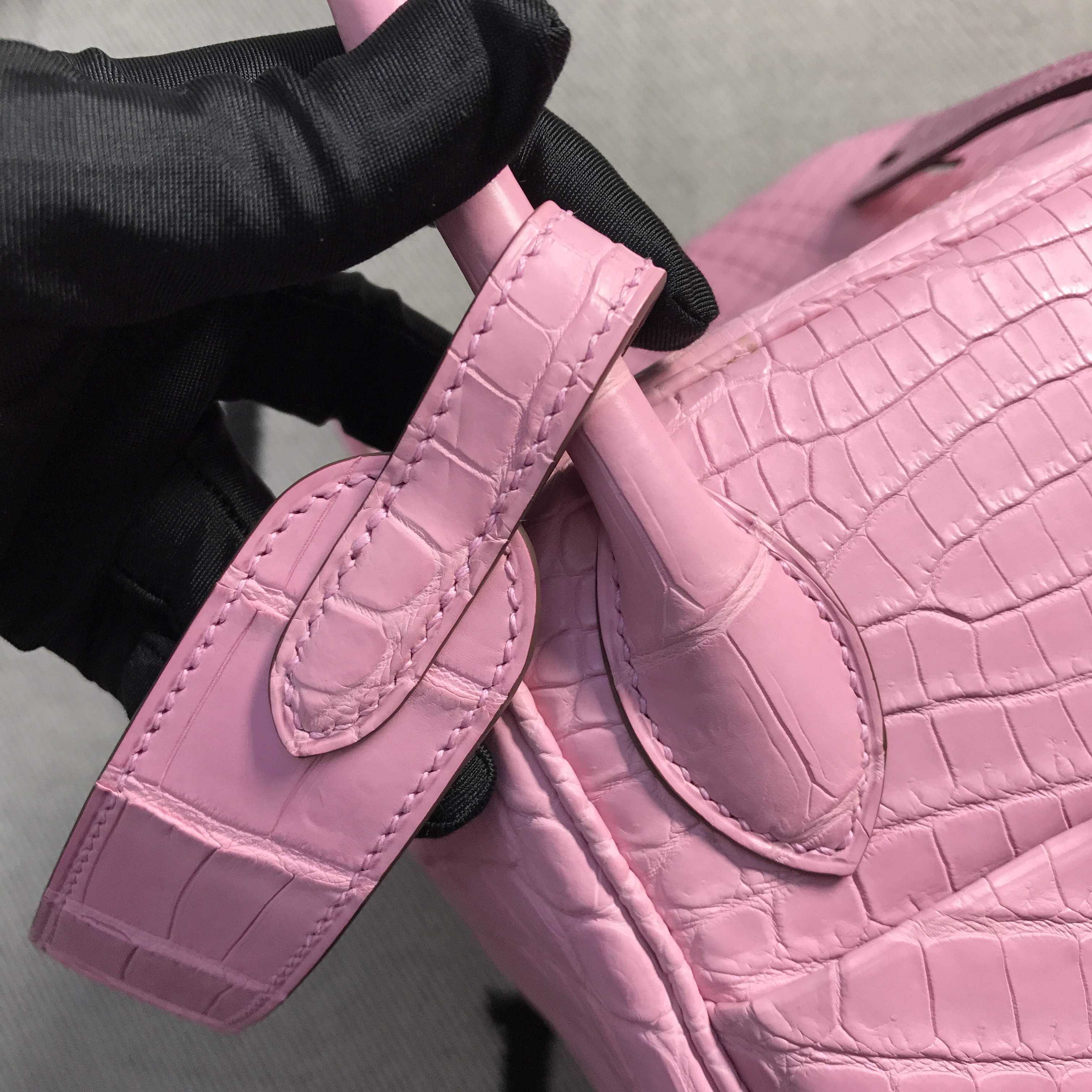 Hermès(爱马仕)新款 Lindy 琳迪包 樱花粉 银扣 30cm-拉尔森鳄鱼皮具定制 - 爱马仕包包官网 Hermès(爱马仕)新款 Lindy 琳迪包 樱花粉 银扣 30cm