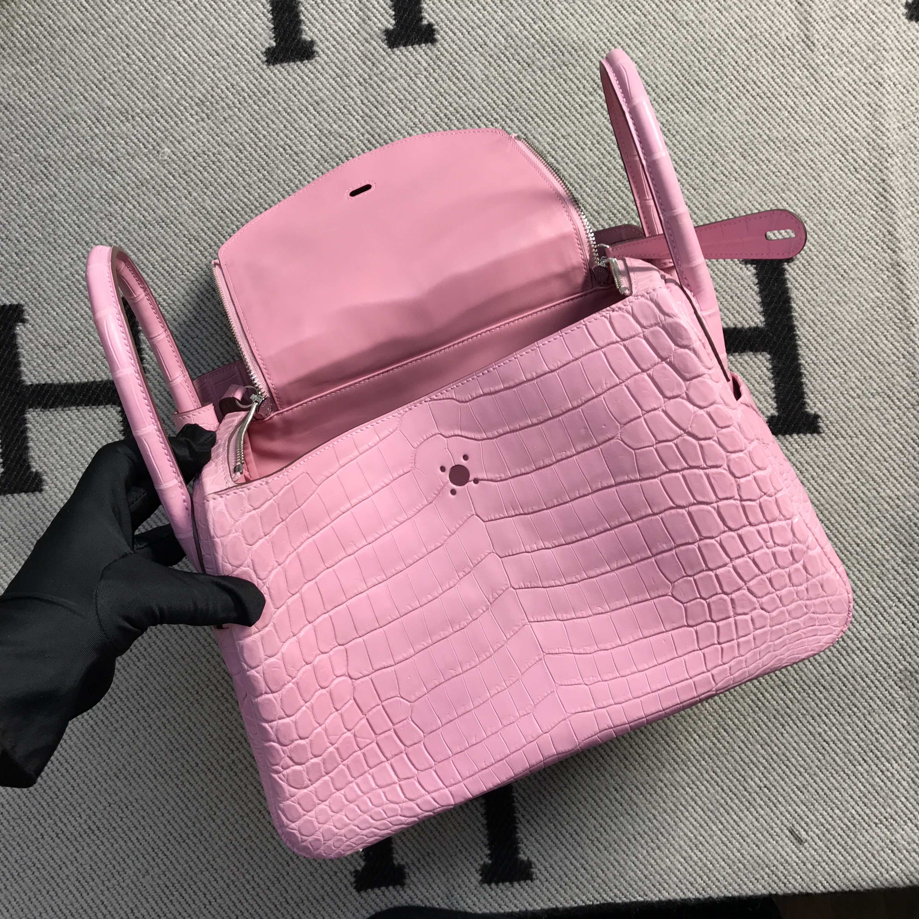 Hermès（爱马仕）新款 Lindy 琳迪包 樱花粉 银扣 30cm