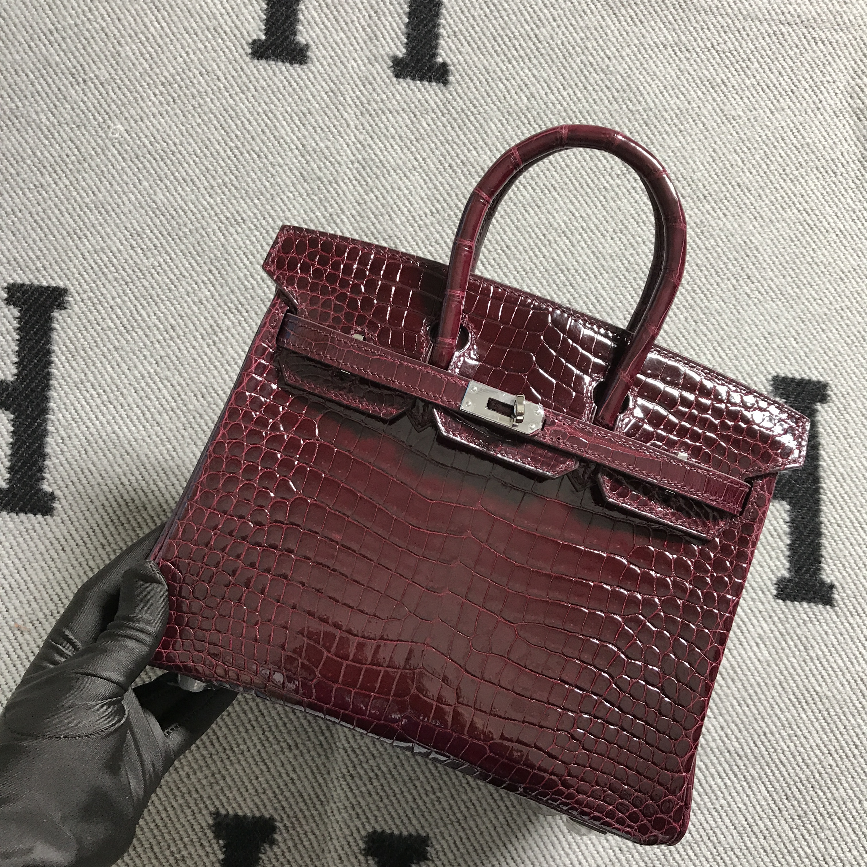 Hermès（爱马仕）Birkin 铂金包 酒红色 湾鳄 银扣 25cm