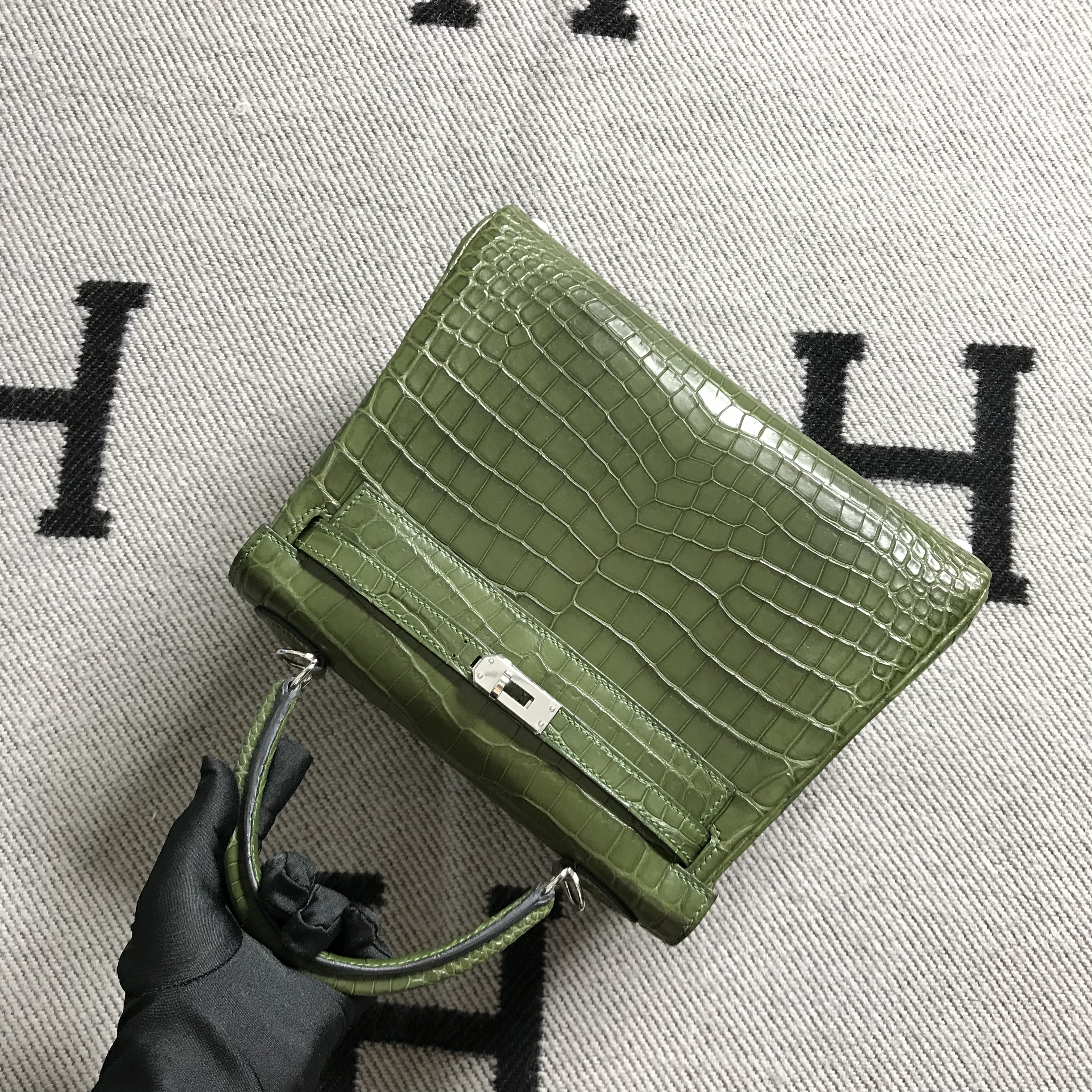 Hermès(爱马仕)Kelly 凯莉包 森林绿 雾面 银扣 25cm-拉尔森鳄鱼皮具定制 - 爱马仕包包官网 Hermès(爱马仕)Kelly 凯莉包 森林绿 雾面 银扣 25cm