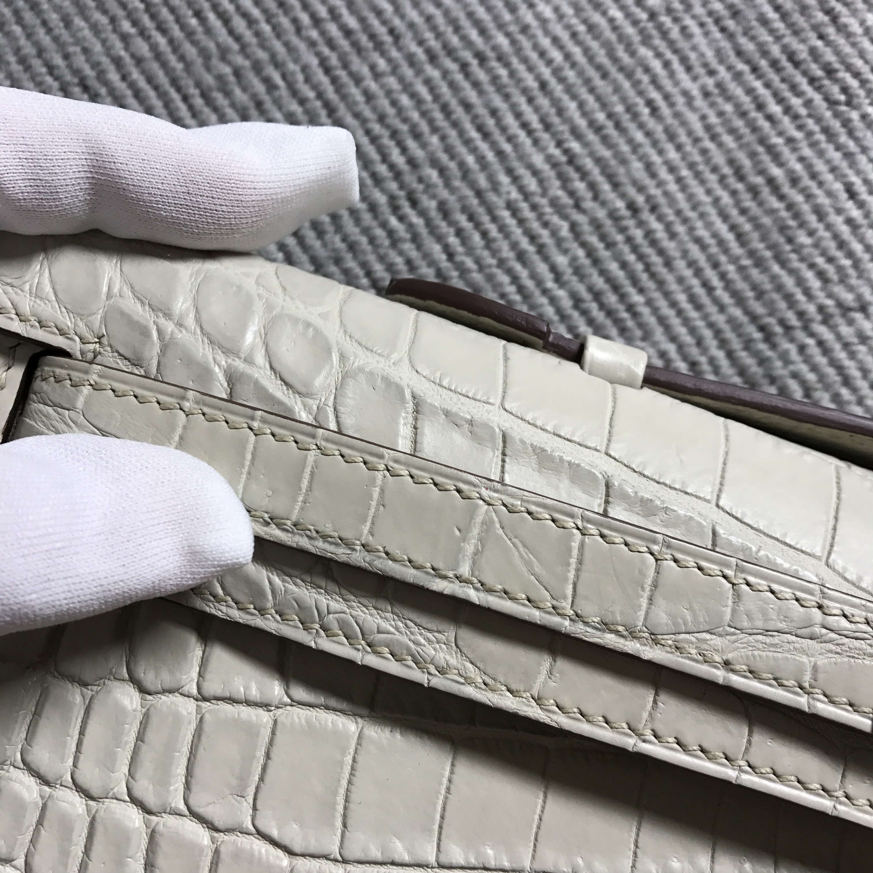 Hermès(爱马仕)Kelly Cut长款手包 浅灰色 银扣 2代-拉尔森鳄鱼皮具定制 - 爱马仕包包官网 Hermès(爱马仕)Kelly Cut长款手包 浅灰色 银扣 2代