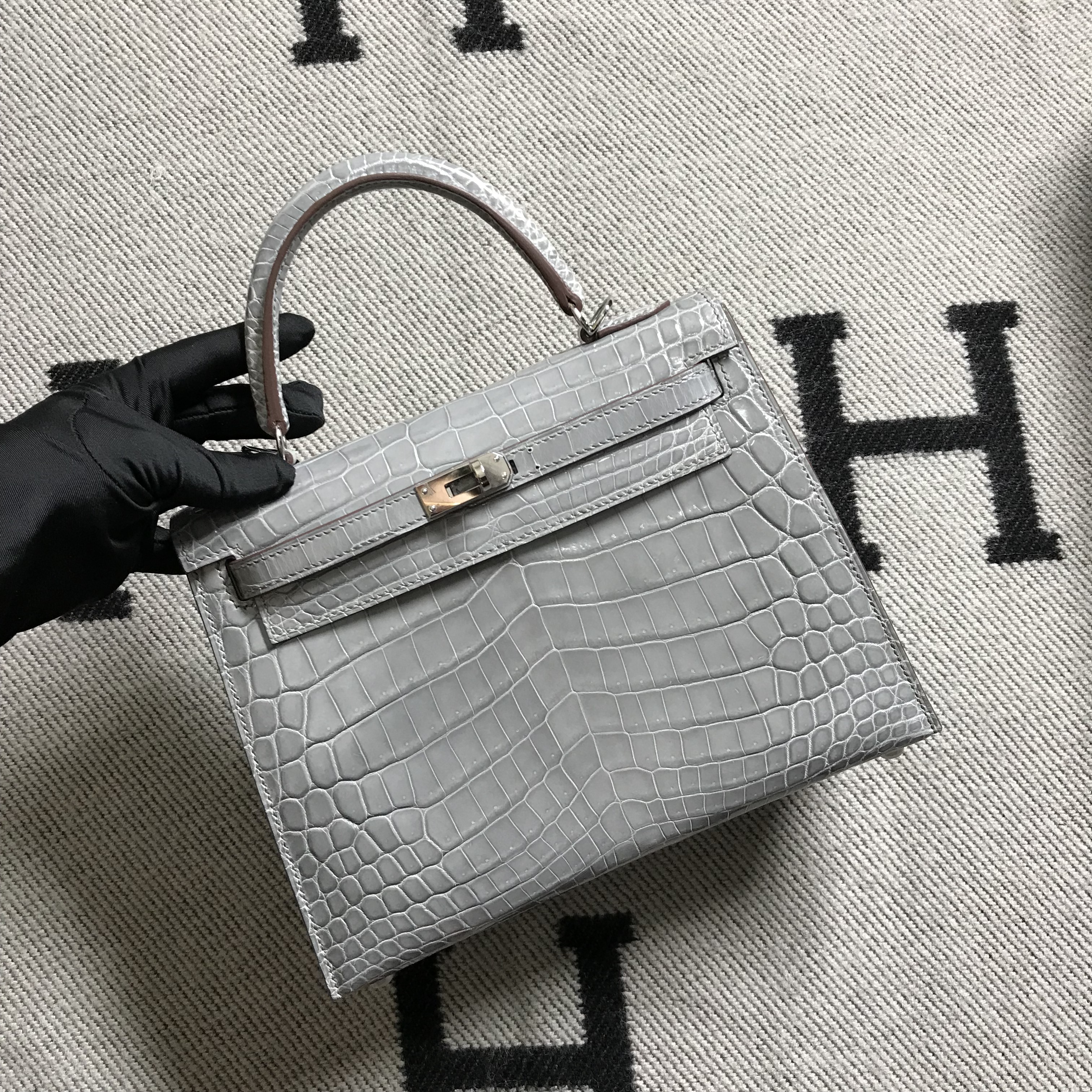 Hermès（爱马仕）Kelly 凯莉包 浅灰色 银扣 25cm