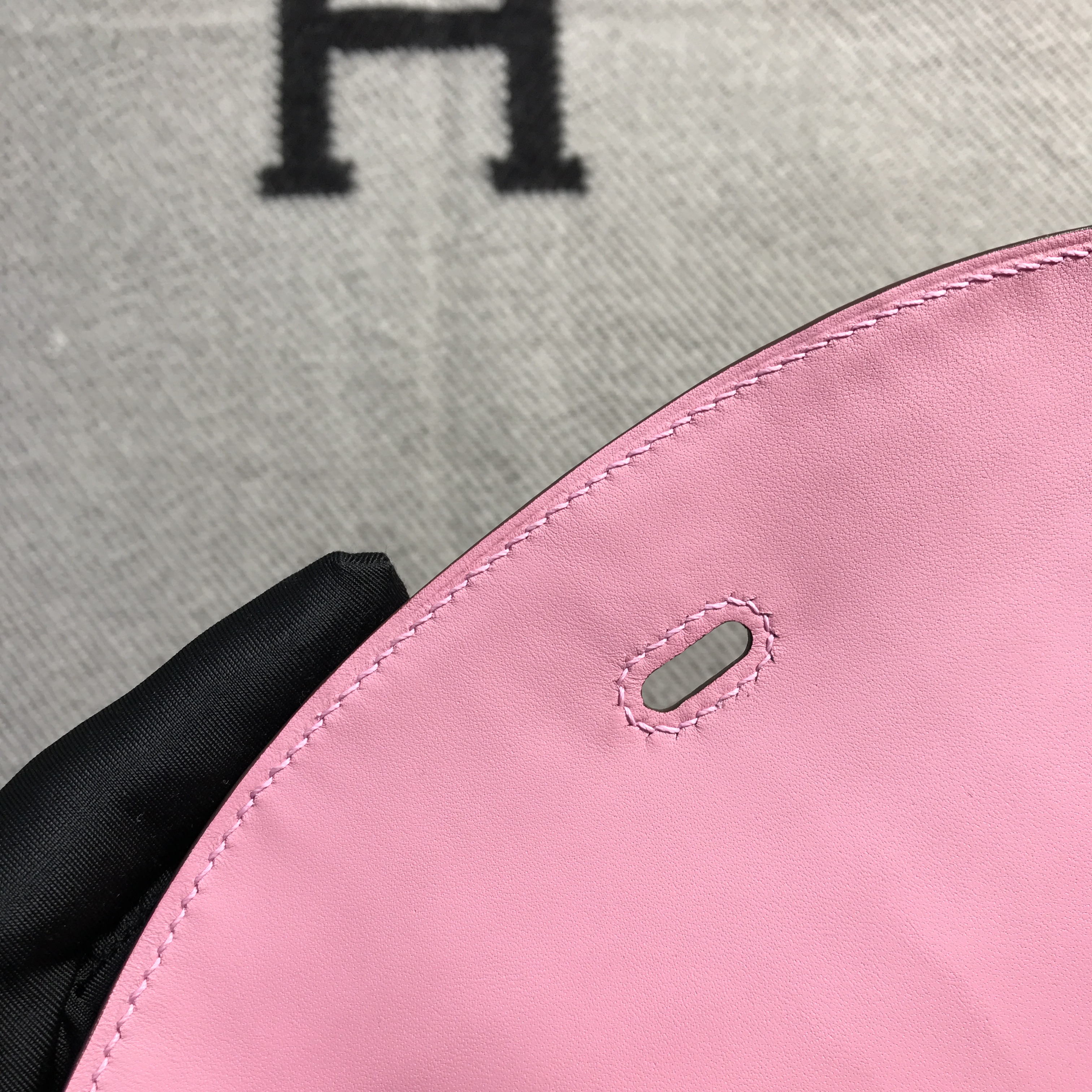 Hermès(爱马仕)新款 Lindy 琳迪包 樱花粉 银扣 30cm-拉尔森鳄鱼皮具定制 - 爱马仕包包官网 Hermès(爱马仕)新款 Lindy 琳迪包 樱花粉 银扣 30cm