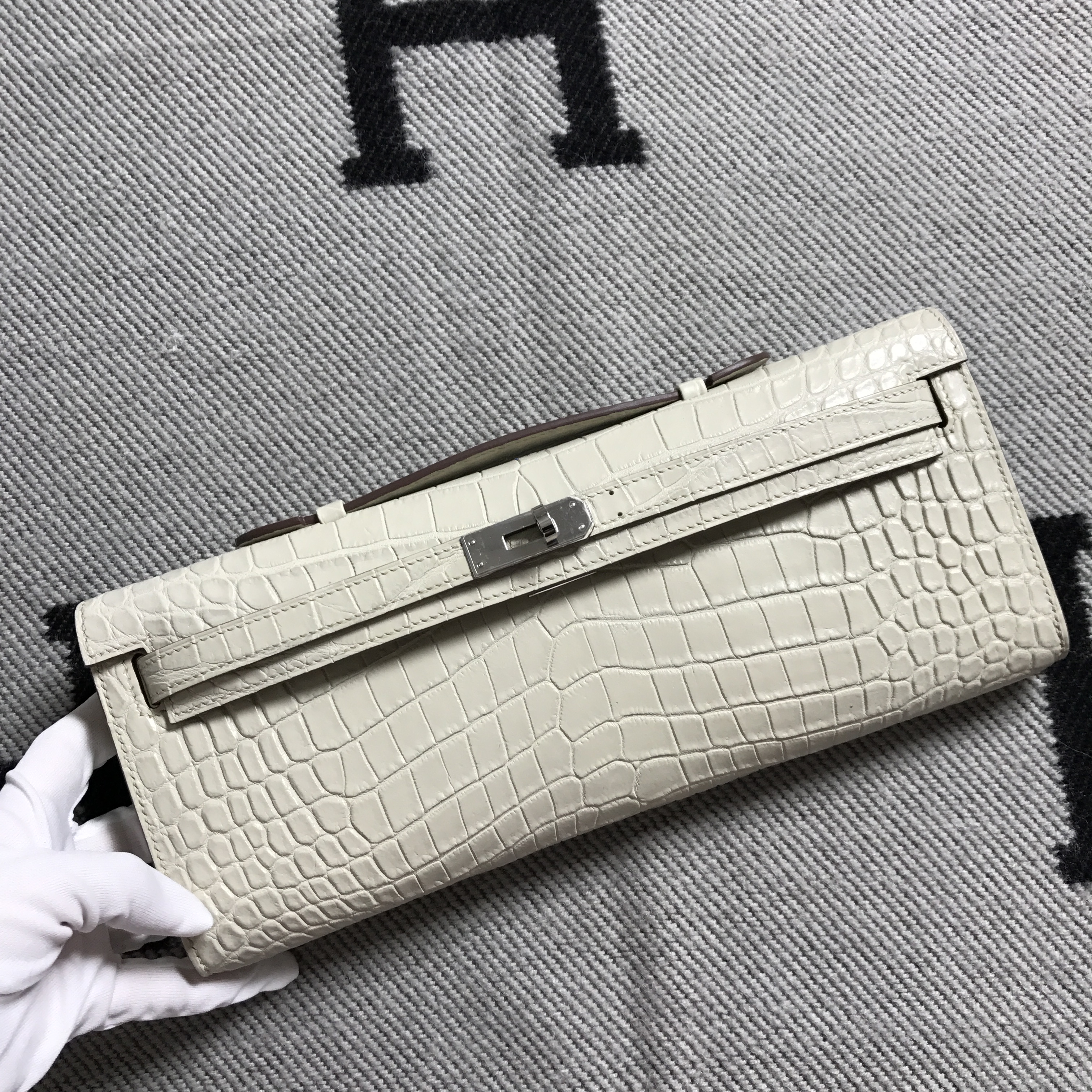 Hermès（爱马仕）Kelly Cut长款手包 浅灰色 银扣 2代