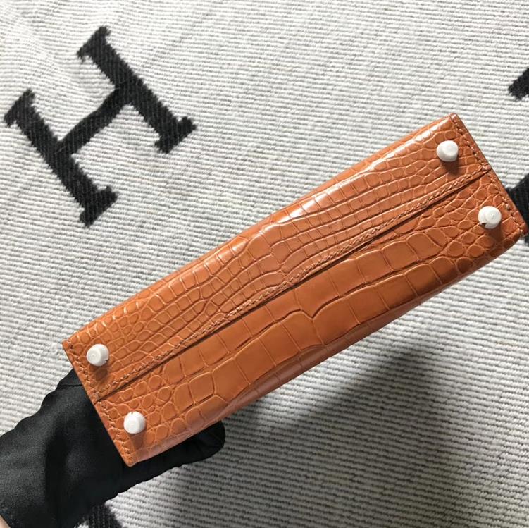 Hermès(爱马仕) Mini Kelly迷你凯莉 美洲浅棕色 银扣 2代-拉尔森鳄鱼皮具定制 - 爱马仕包包官网 Hermès(爱马仕) Mini Kelly迷你凯莉 美洲浅棕色 银扣 2代