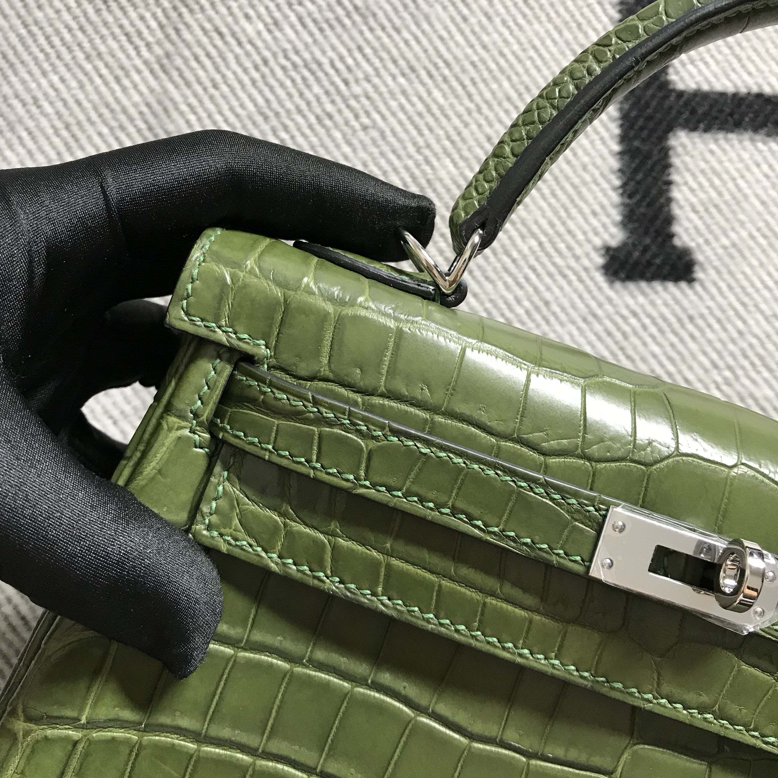 Hermès(爱马仕)Kelly 凯莉包 森林绿 雾面 银扣 25cm-拉尔森鳄鱼皮具定制 - 爱马仕包包官网 Hermès(爱马仕)Kelly 凯莉包 森林绿 雾面 银扣 25cm