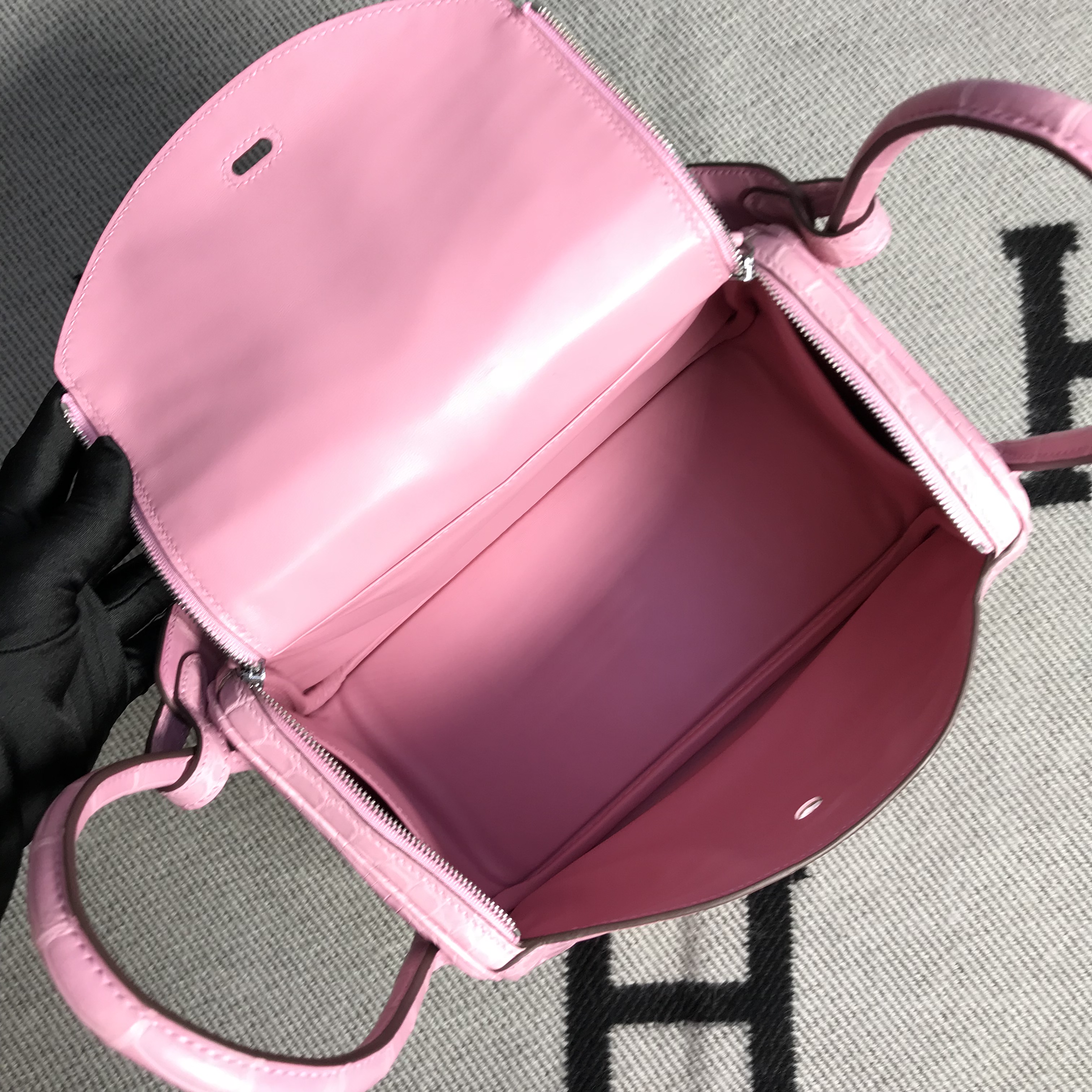 Hermès(爱马仕)新款 Lindy 琳迪包 樱花粉 银扣 26cm-拉尔森鳄鱼皮具定制 - 爱马仕包包官网 Hermès(爱马仕)新款 Lindy 琳迪包 樱花粉 银扣 26cm