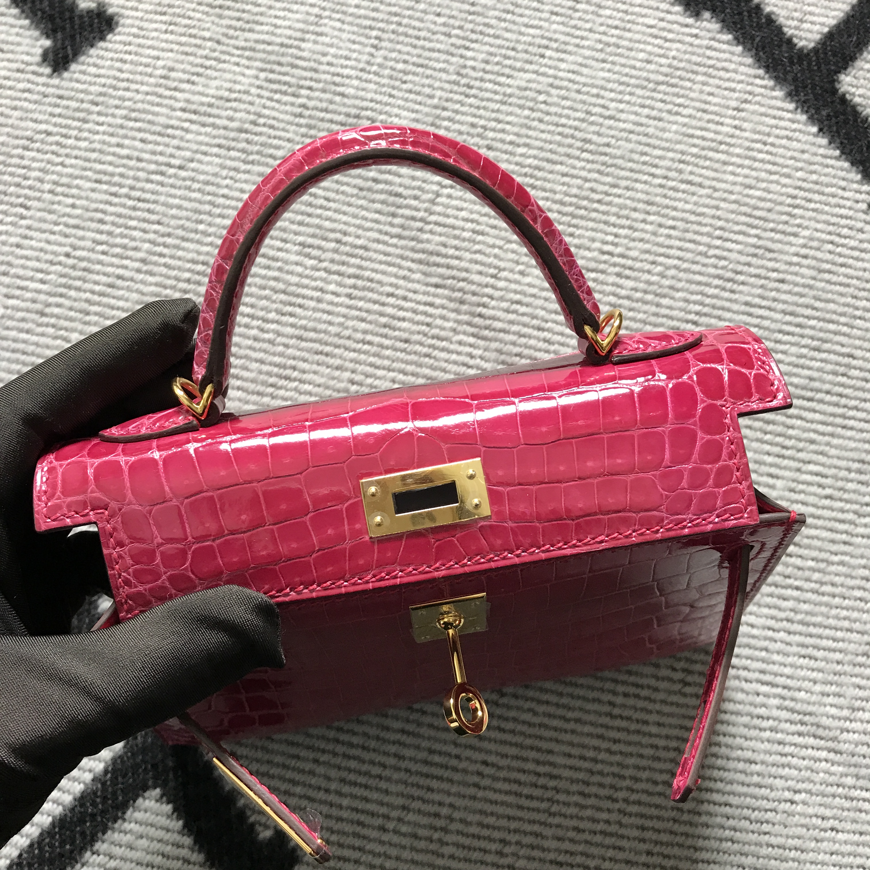 Hermès(爱马仕) Mini Kelly迷你凯莉 胭脂红 金扣 2代-拉尔森鳄鱼皮具定制 - 爱马仕包包官网 Hermès(爱马仕) Mini Kelly迷你凯莉 胭脂红 金扣 2代