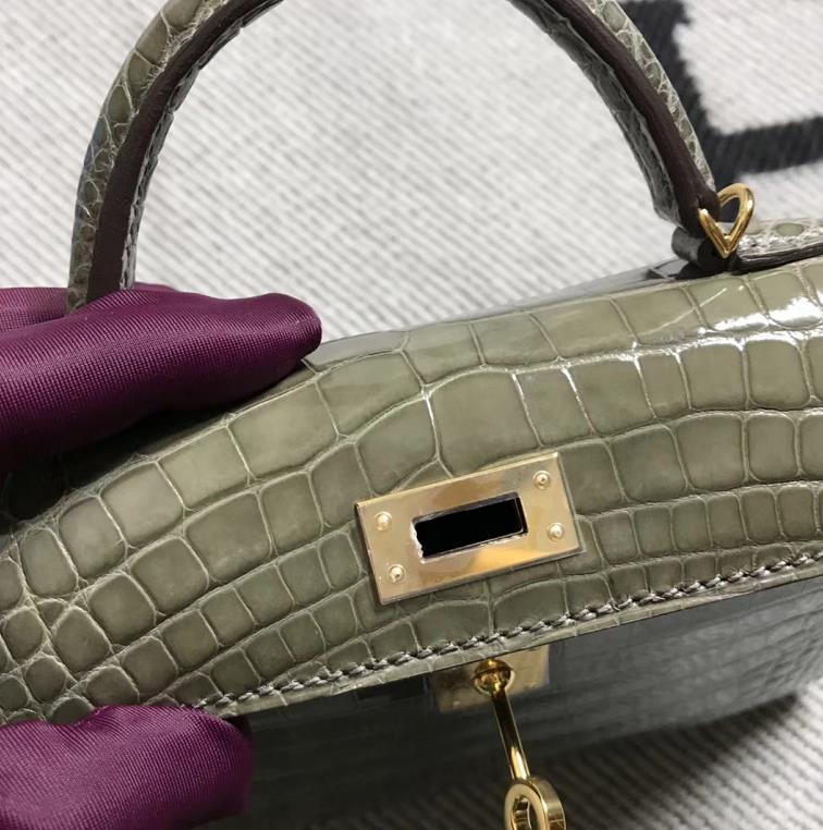 Hermès(爱马仕) Mini Kelly迷你凯莉 美洲斑鸠灰 金扣 2代-拉尔森鳄鱼皮具定制 - 爱马仕包包官网 Hermès(爱马仕) Mini Kelly迷你凯莉 美洲斑鸠灰 金扣 2代