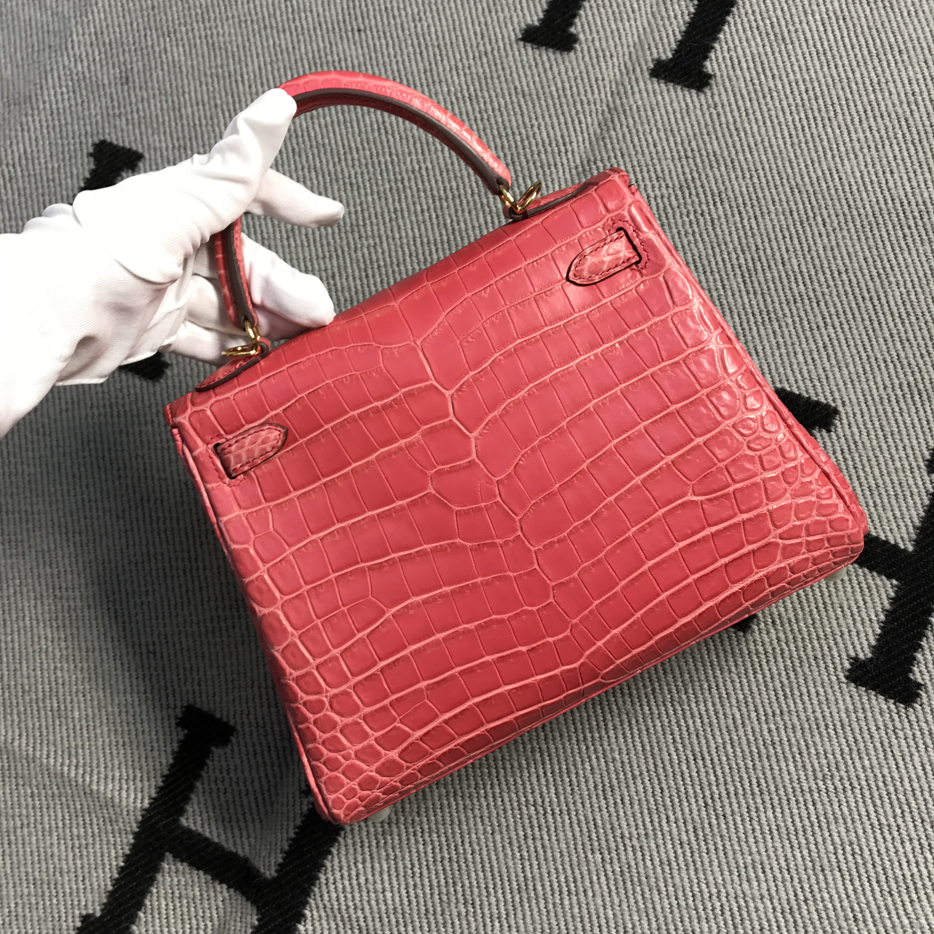 Hermès(爱马仕)Kelly 凯莉包 蜜桃粉 亚光 金扣 25cm-拉尔森鳄鱼皮具定制 - 爱马仕包包官网 Hermès(爱马仕)Kelly 凯莉包 蜜桃粉 亚光 金扣 25cm