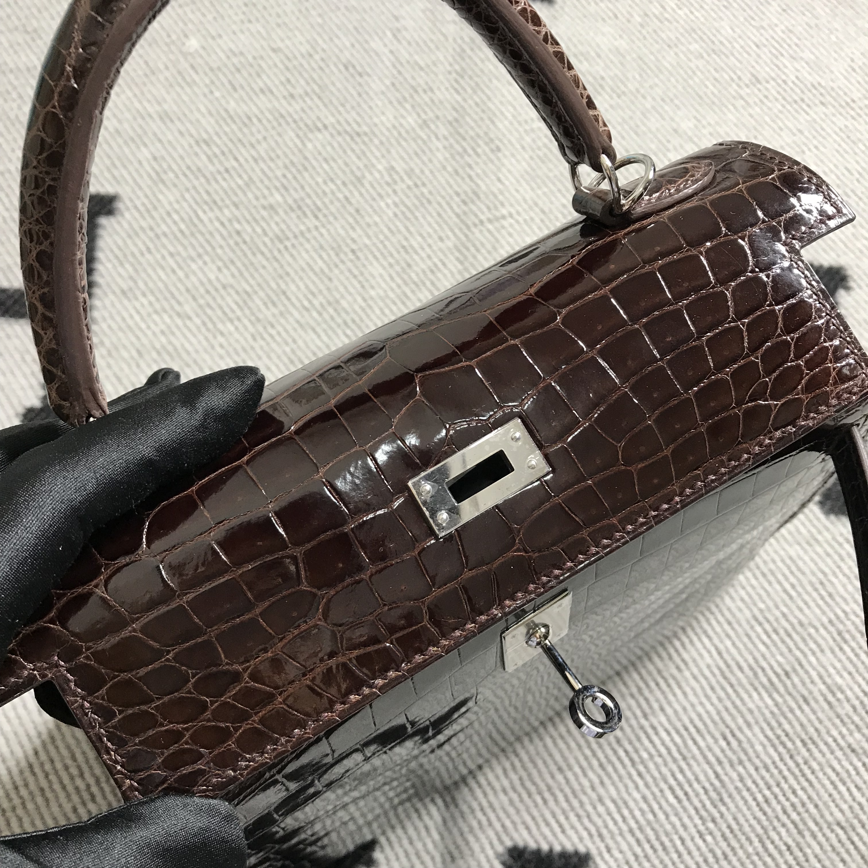 Hermès(爱马仕)Kelly 凯莉包 深咖啡色 银扣 25cm-拉尔森鳄鱼皮具定制 - 爱马仕包包官网 Hermès(爱马仕)Kelly 凯莉包 深咖啡色 银扣 25cm