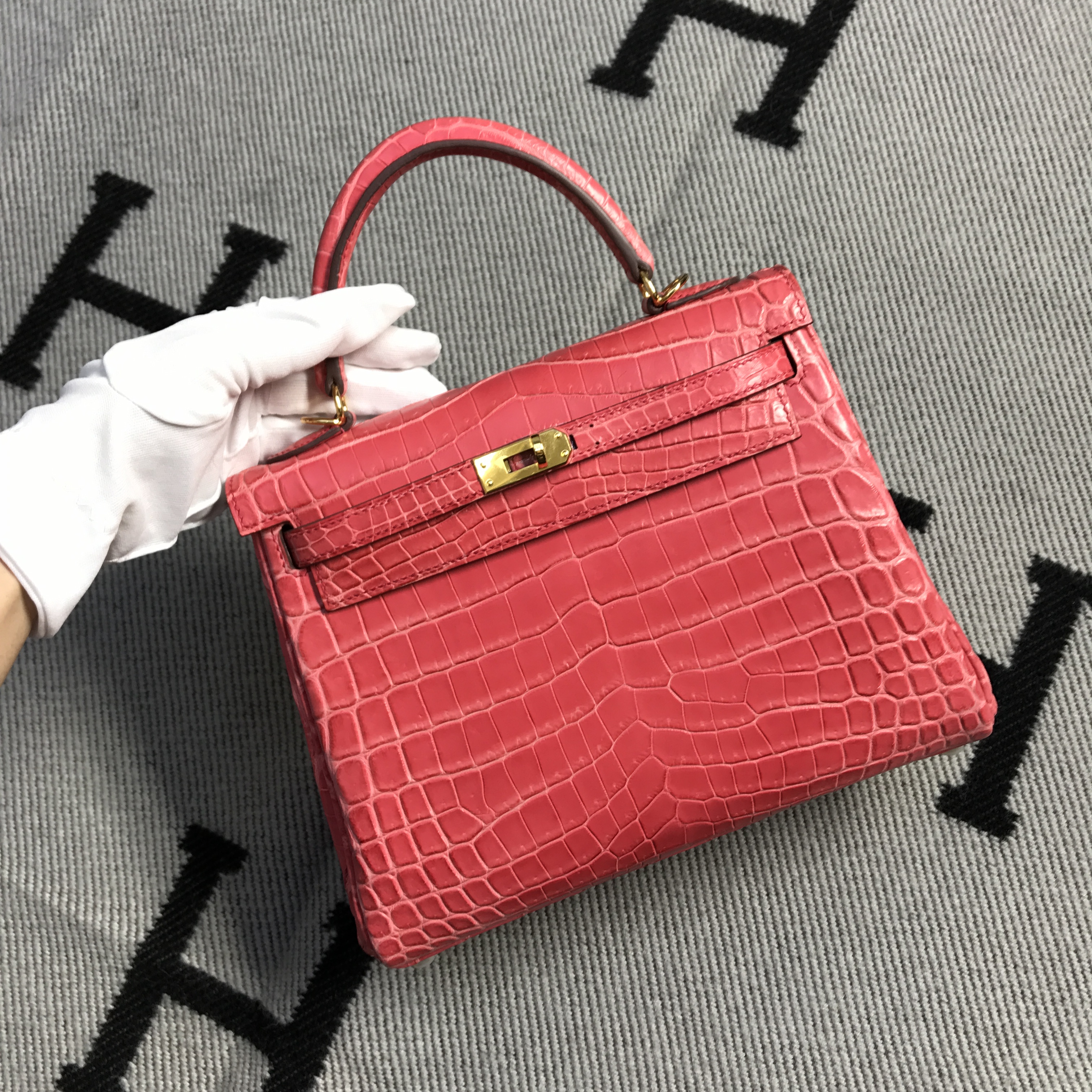 Hermès（爱马仕）Kelly 凯莉包 蜜桃粉 亚光 金扣 25cm