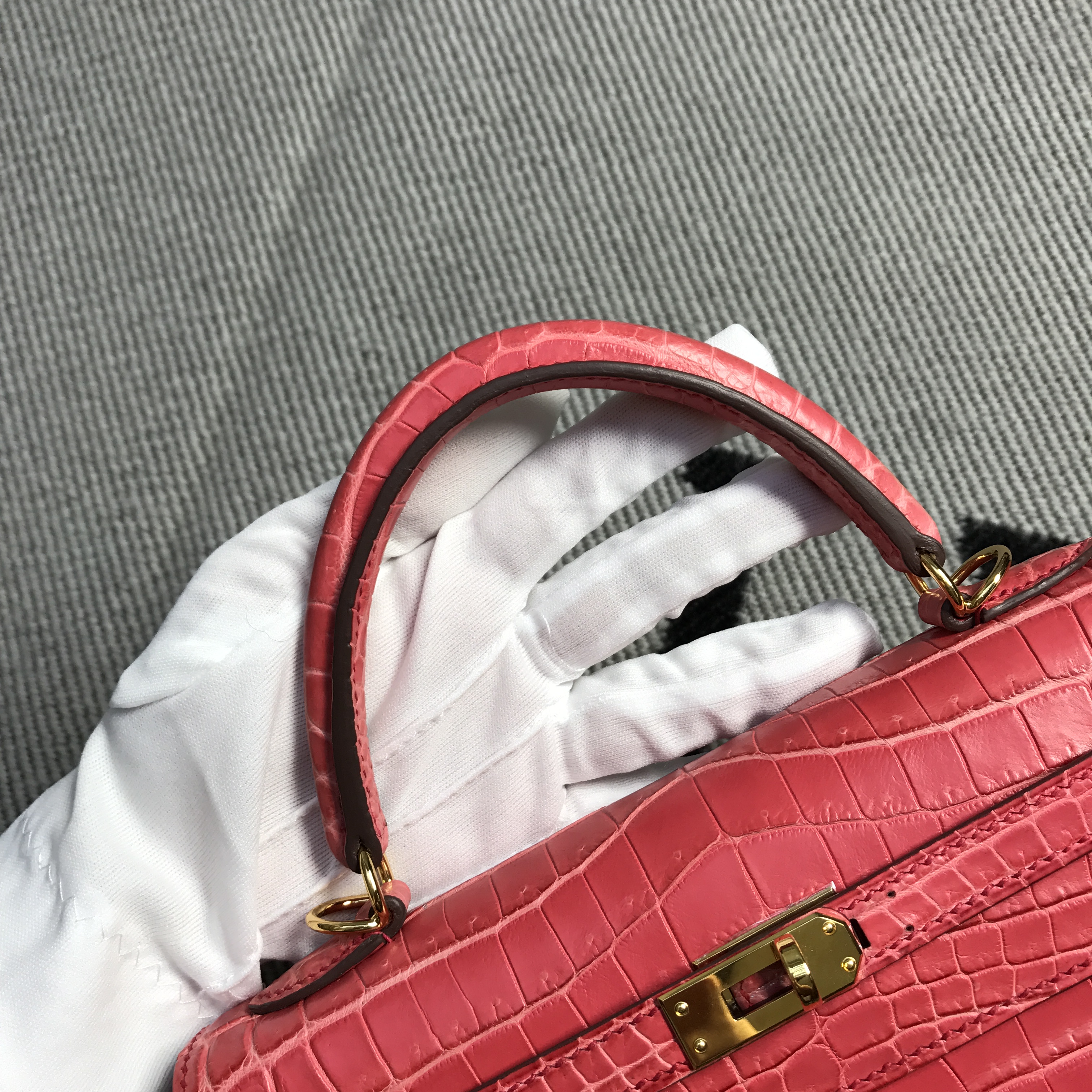 Hermès（爱马仕）Kelly 凯莉包 蜜桃粉 亚光 金扣 25cm