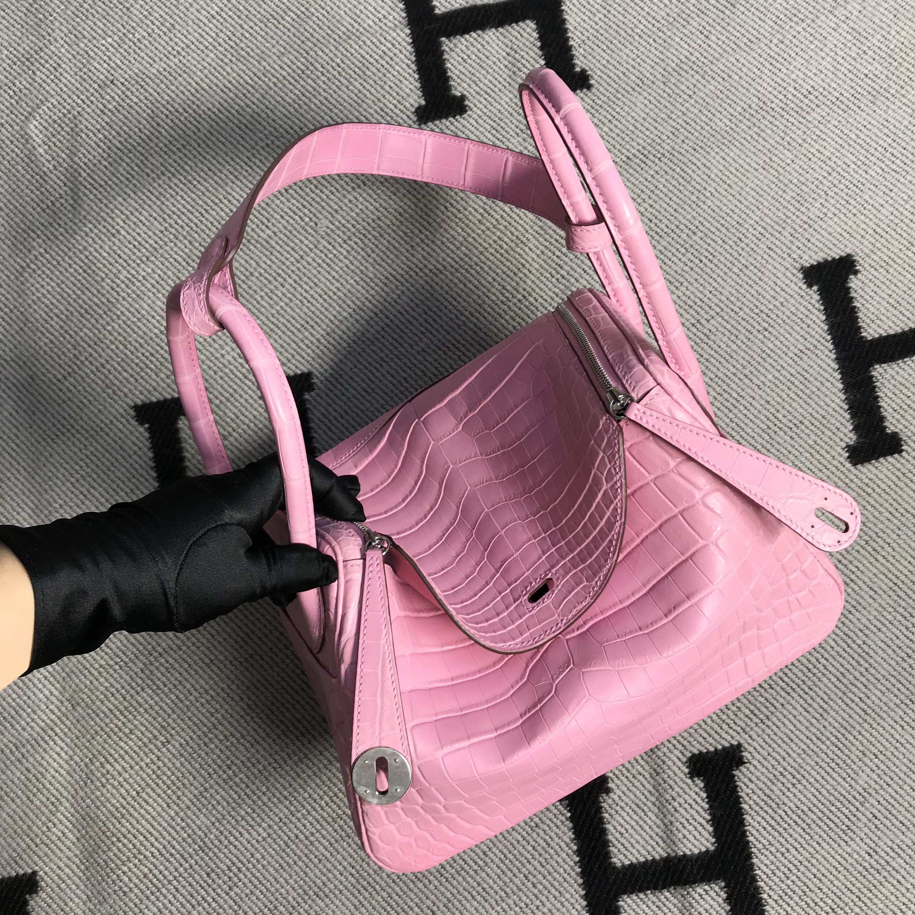 Hermès（爱马仕）新款 Lindy 琳迪包 樱花粉 银扣 26cm