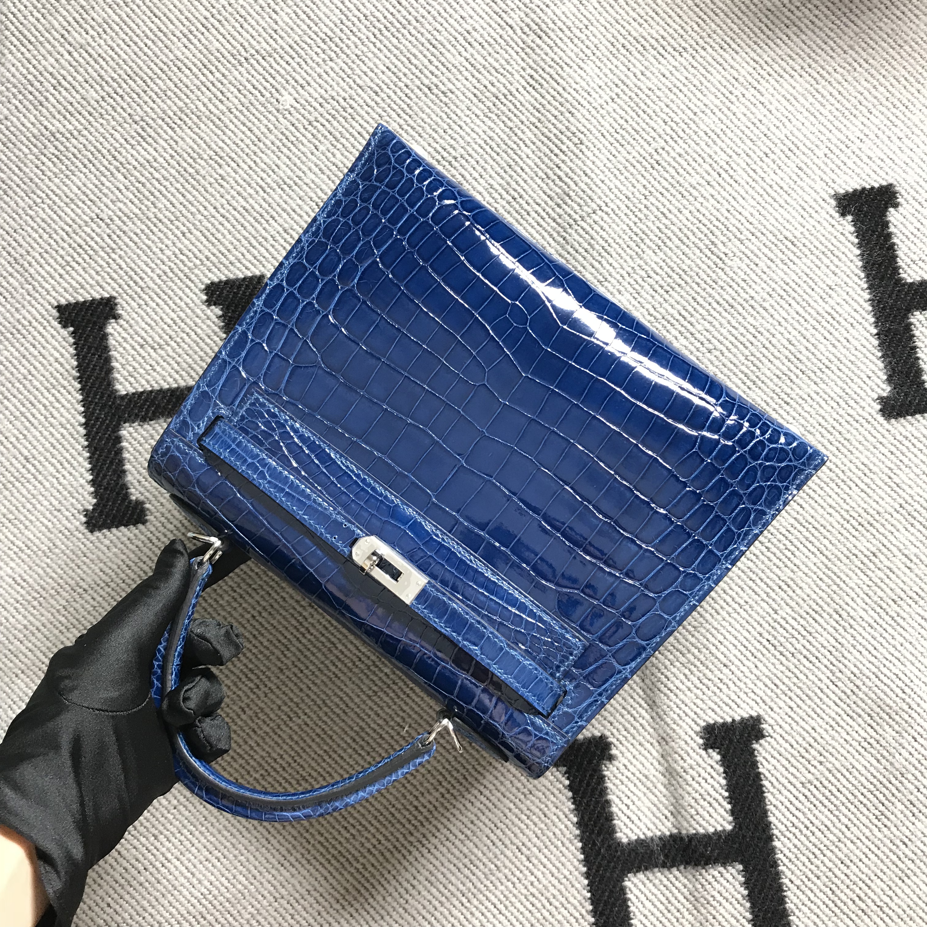 Hermès(爱马仕)Kelly 凯莉包 宝蓝色 银扣 25cm-拉尔森鳄鱼皮具定制 - 爱马仕包包官网 Hermès(爱马仕)Kelly 凯莉包 宝蓝色 银扣 25cm