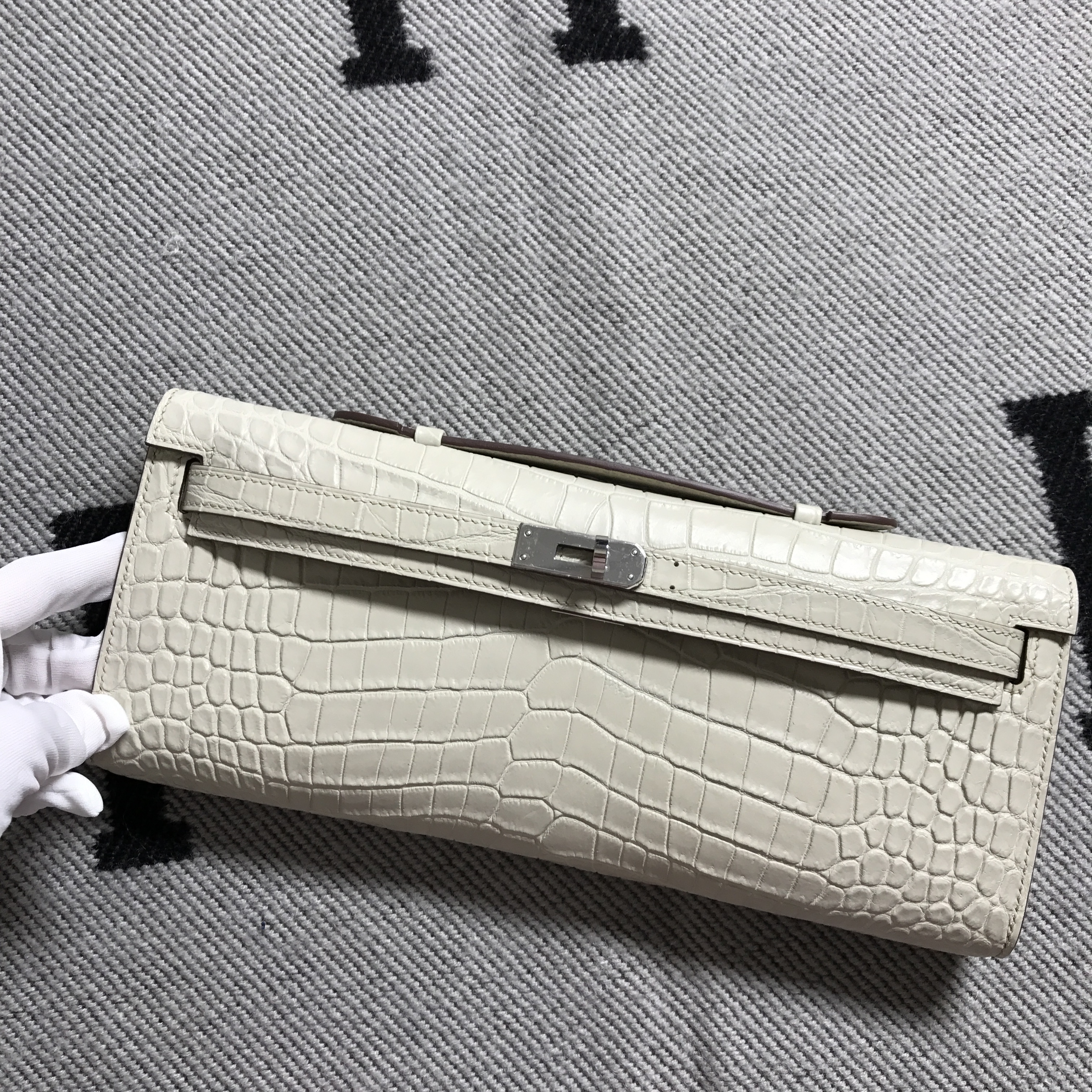 Hermès（爱马仕）Kelly Cut长款手包 浅灰色 银扣 2代