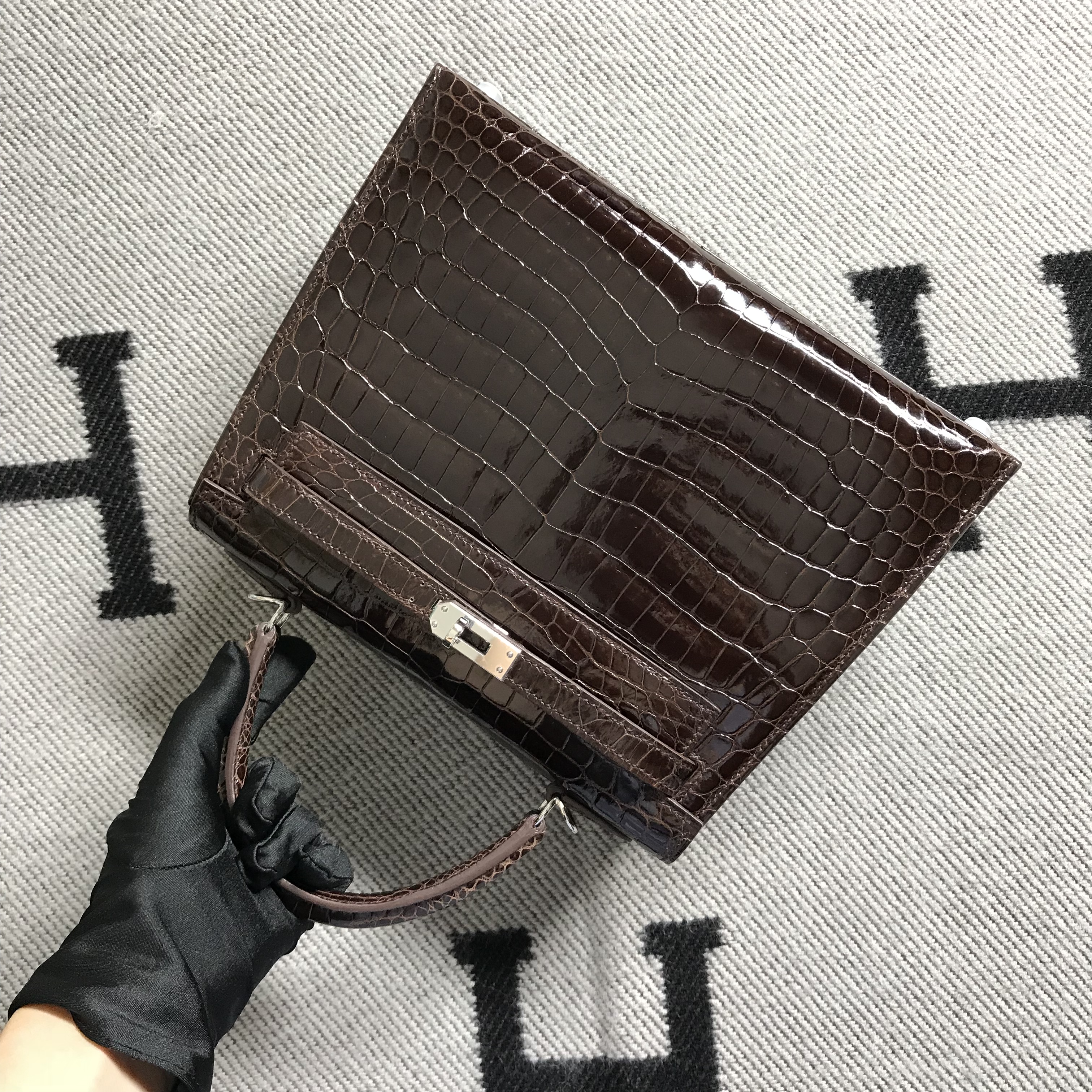 Hermès(爱马仕)Kelly 凯莉包 深咖啡色 银扣 25cm-拉尔森鳄鱼皮具定制 - 爱马仕包包官网 Hermès(爱马仕)Kelly 凯莉包 深咖啡色 银扣 25cm