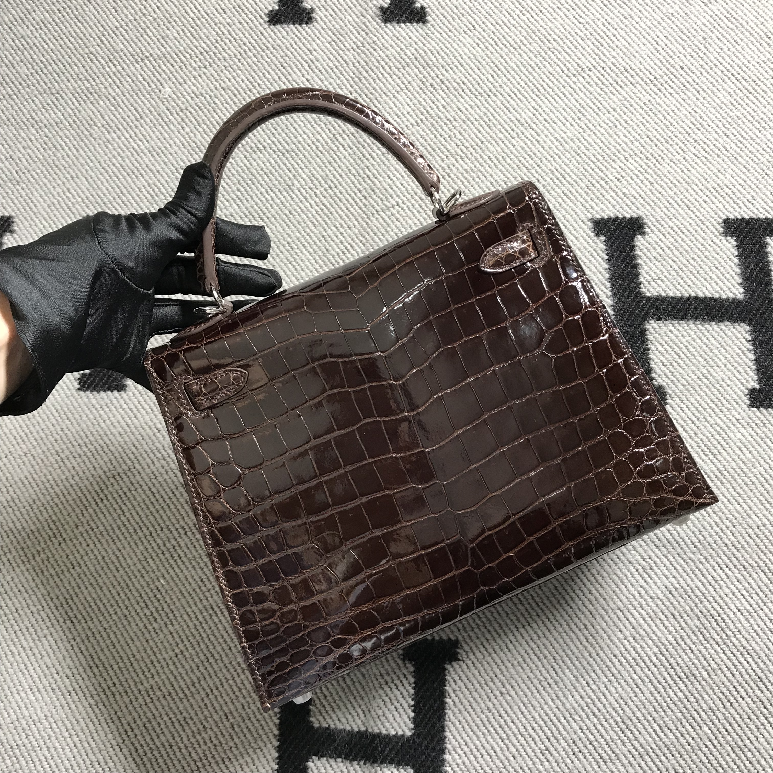 Hermès(爱马仕)Kelly 凯莉包 深咖啡色 银扣 25cm-拉尔森鳄鱼皮具定制 - 爱马仕包包官网 Hermès(爱马仕)Kelly 凯莉包 深咖啡色 银扣 25cm