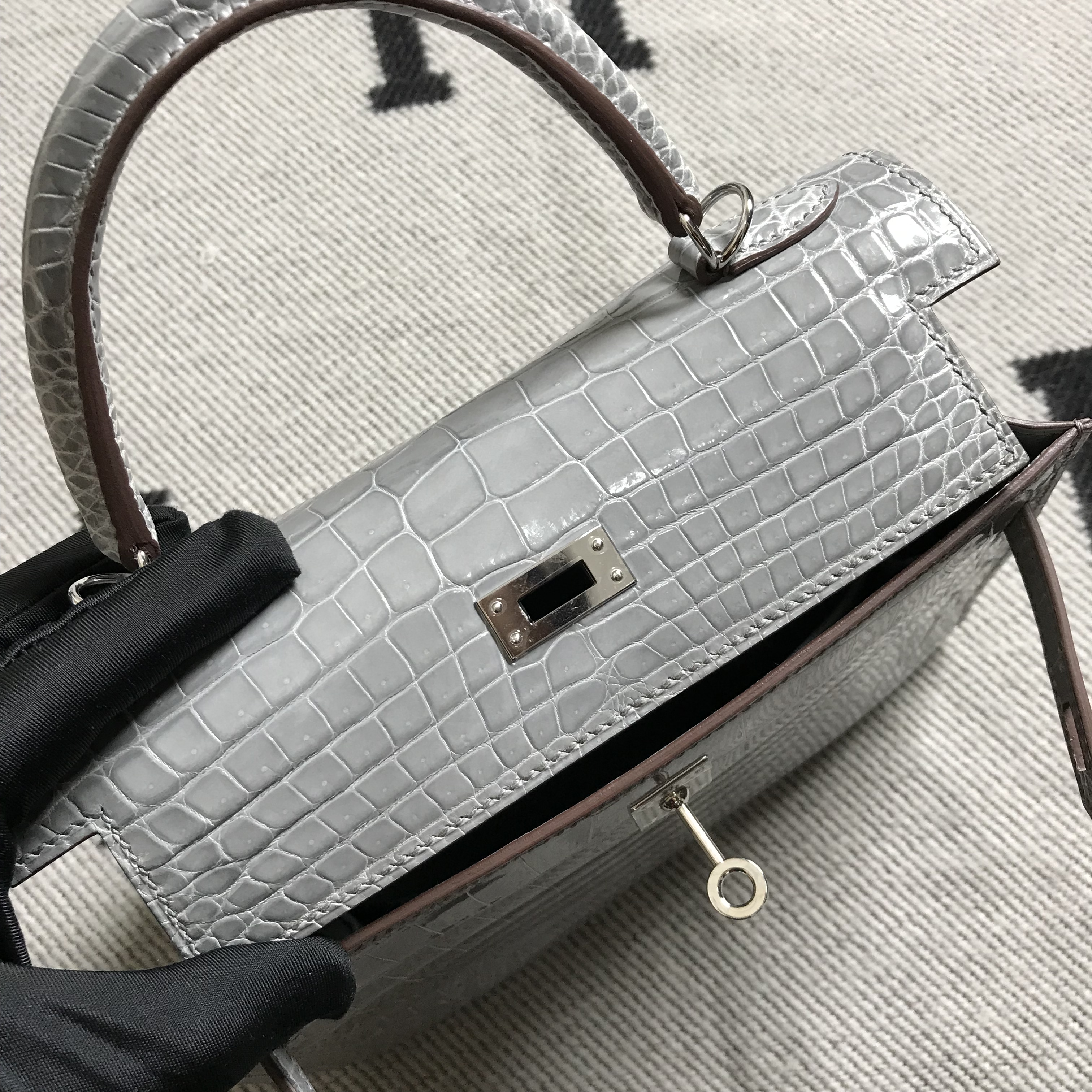 Hermès(爱马仕)Kelly 凯莉包 浅灰色 银扣 25cm-拉尔森鳄鱼皮具定制 - 爱马仕包包官网 Hermès(爱马仕)Kelly 凯莉包 浅灰色 银扣 25cm