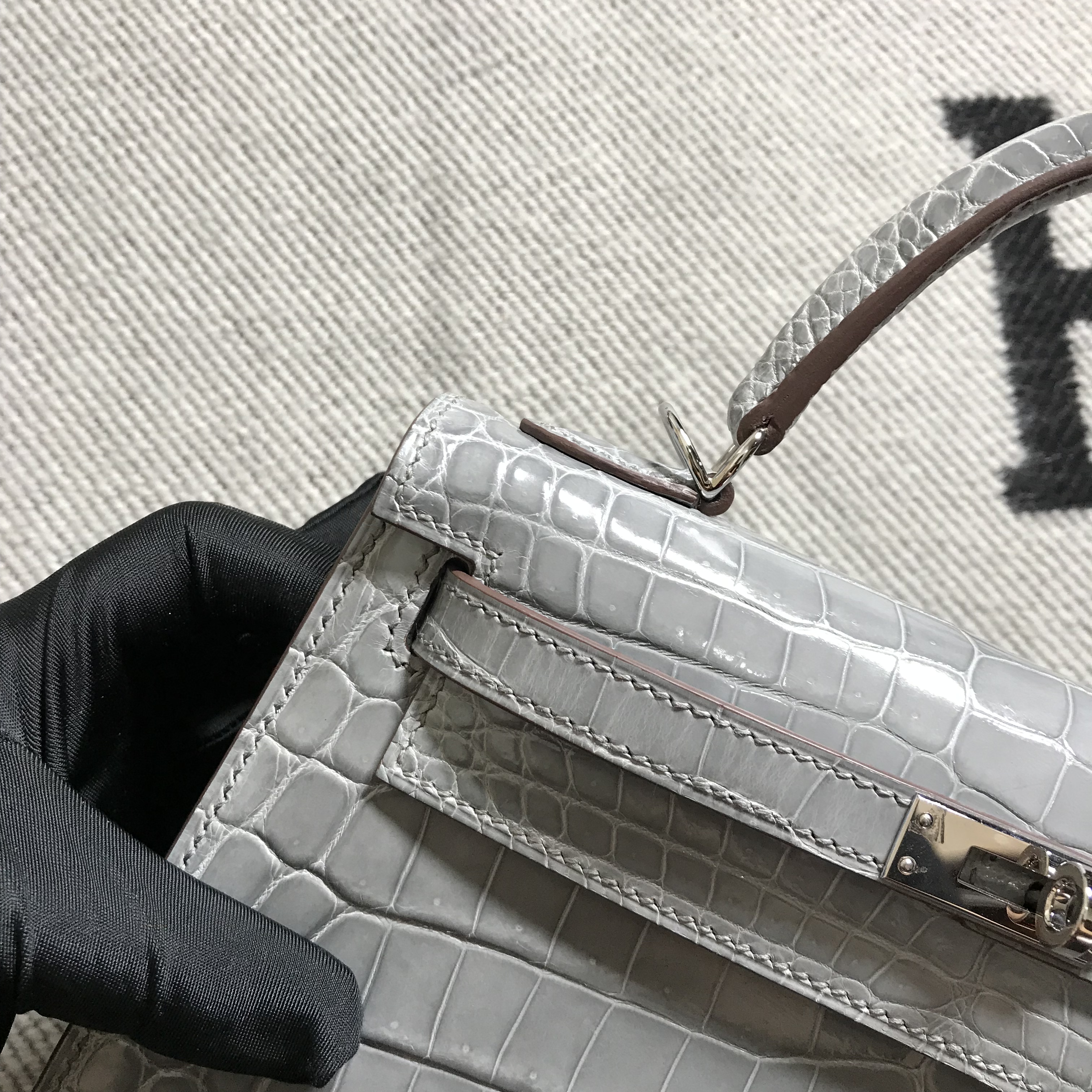 Hermès(爱马仕)Kelly 凯莉包 浅灰色 银扣 25cm-拉尔森鳄鱼皮具定制 - 爱马仕包包官网 Hermès(爱马仕)Kelly 凯莉包 浅灰色 银扣 25cm