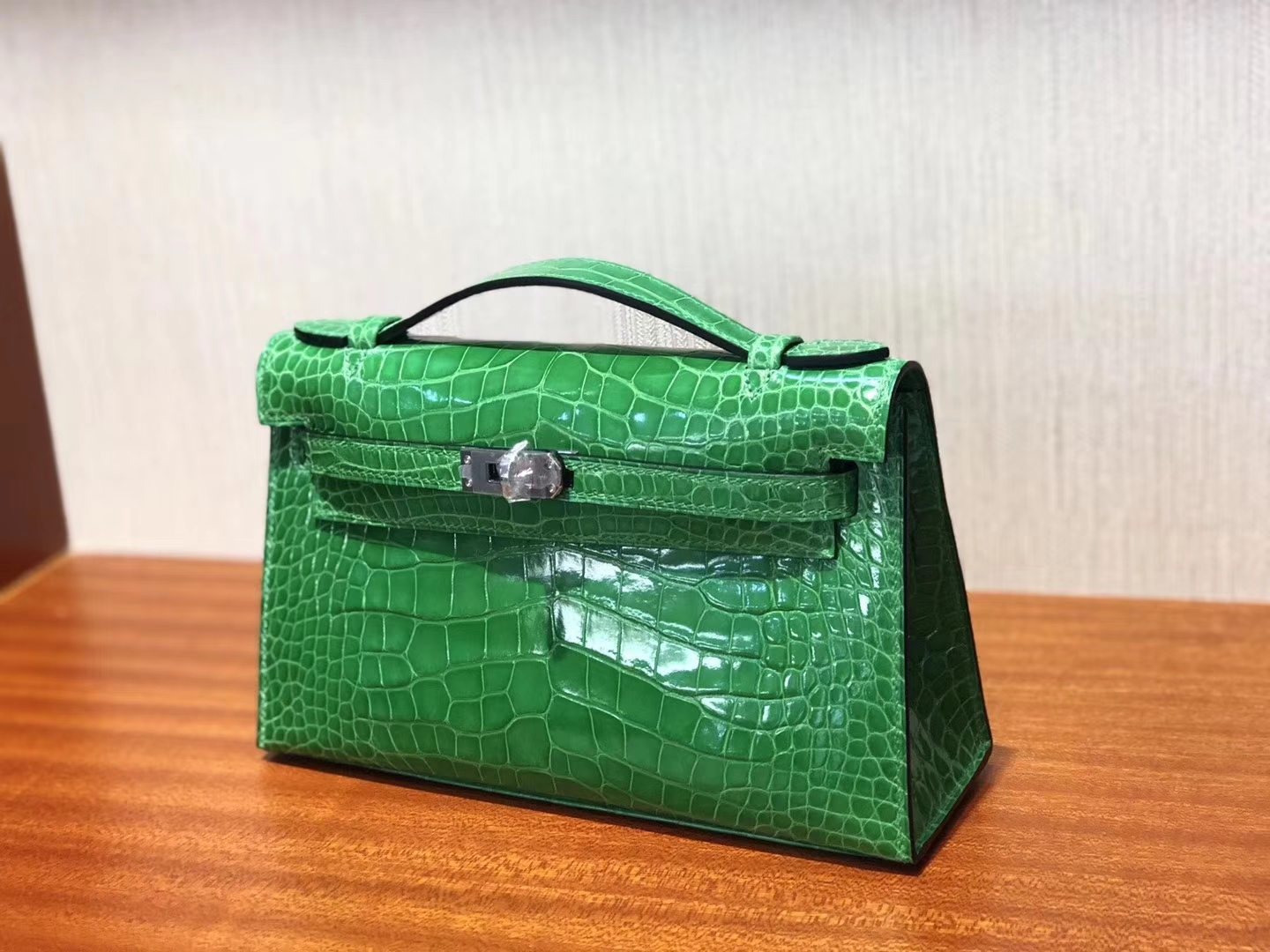 Hermès(爱马仕)Minikelly pochette 22cm Alligator shiny 亮面 1L 仙人掌绿 银扣-拉尔森鳄鱼皮具定制 - 爱马仕包包官网 Hermès(爱马仕)Minikelly pochette 22cm Alligator shiny 亮面 1L 仙人掌绿 银扣