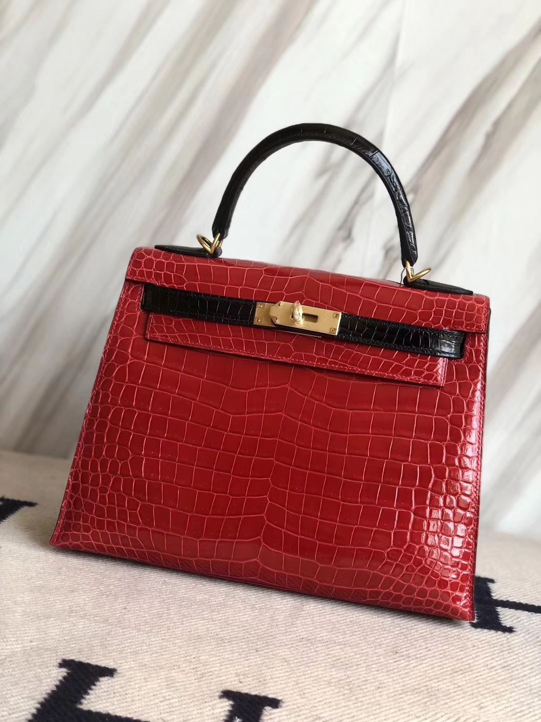 Hermès（爱马仕）Kelly28cm Porosus shiny 亮面 澳洲湾鳄鳄鱼 ck95 法拉利红ck89 黑色  马蹄印金扣