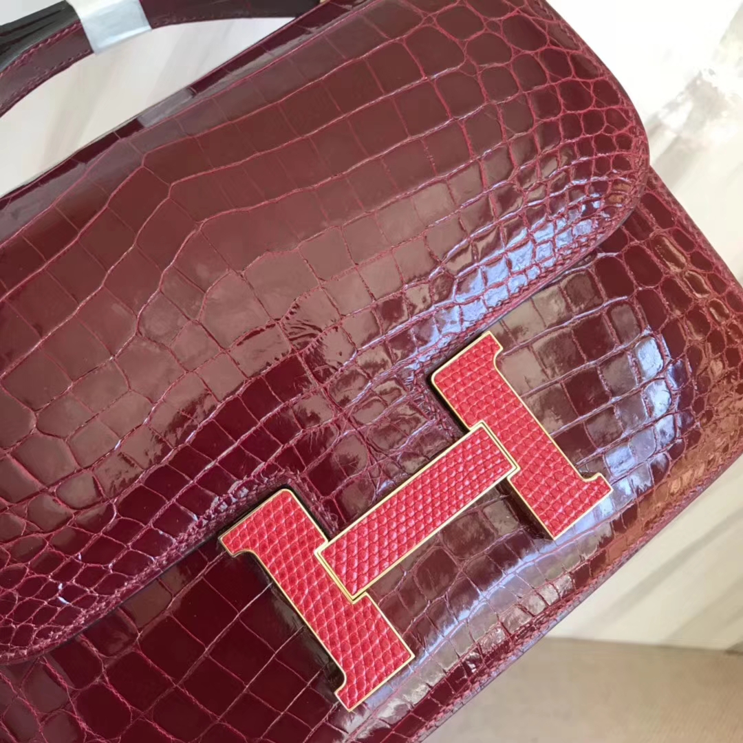 Hermès(爱马仕)Constance24cm Crocodile shiny 亮面鳄鱼 F5 新酒红 勃艮第酒红 蜥蜴扣 金扣-拉尔森鳄鱼皮具定制 - 爱马仕包包官网 Hermès(爱马仕)Constance24cm Crocodile shiny 亮面鳄鱼 F5 新酒红 勃艮第酒红 蜥蜴扣 金扣