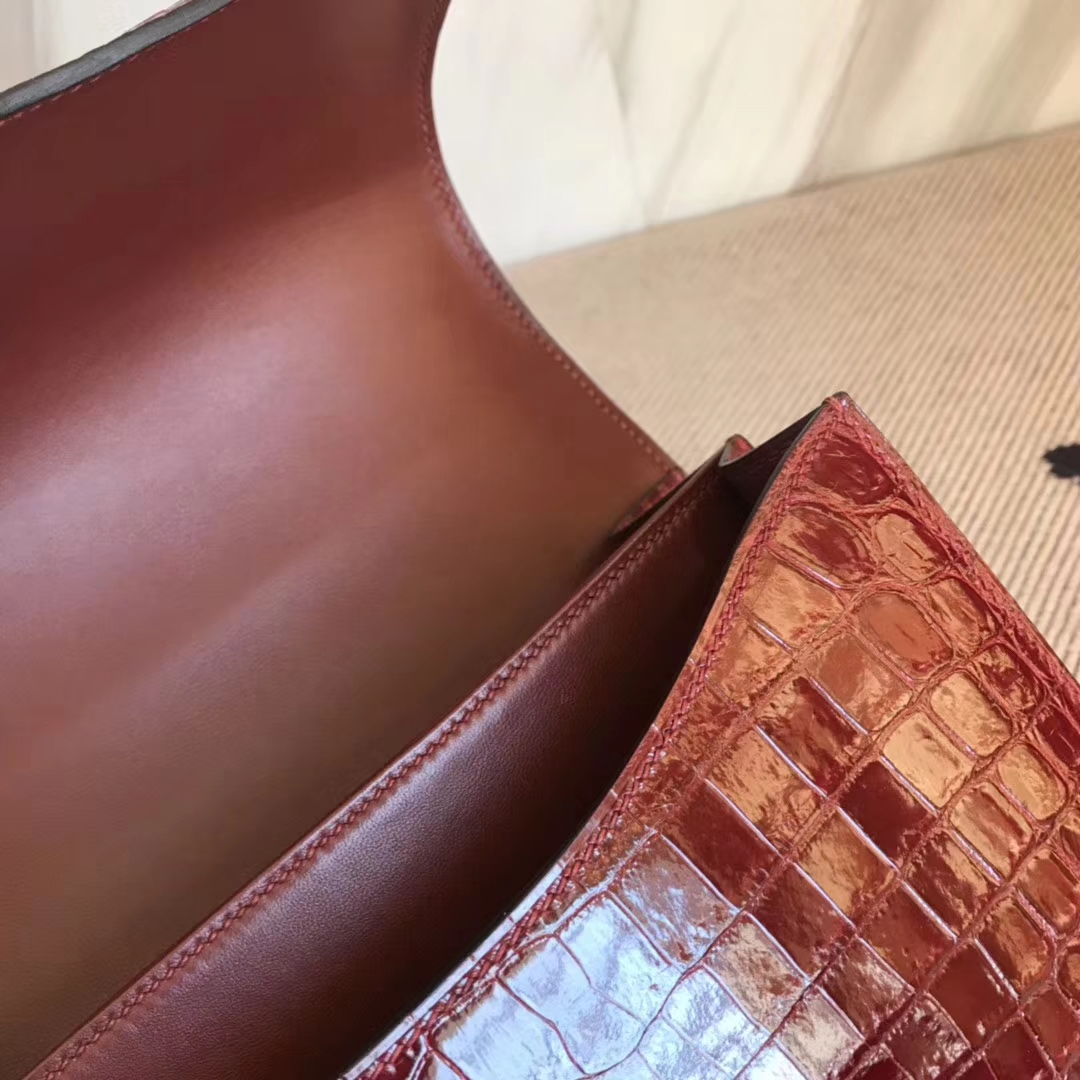 Hermès（爱马仕）Constance24cm Crocodile shiny 亮面鳄鱼 F5 新酒红  勃艮第酒红  蜥蜴扣 金扣