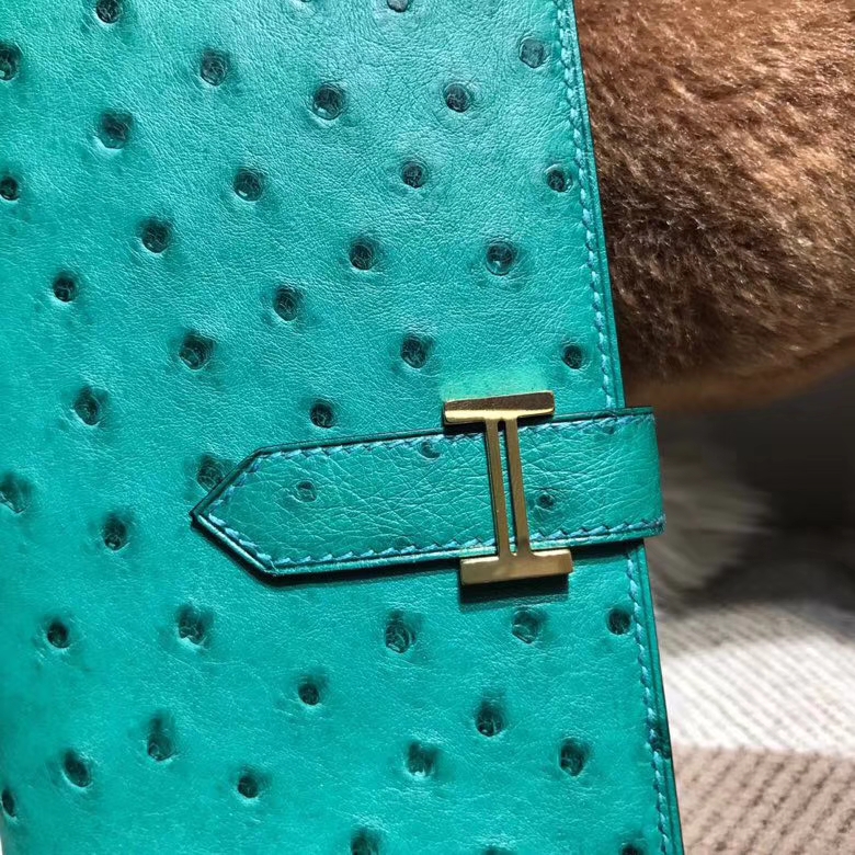 Hermès(爱马仕)bearn两折钱夹鸵鸟皮 U4 Vertigo 丝绒绿 金扣-拉尔森鳄鱼皮具定制 - 爱马仕包包官网 Hermès(爱马仕)bearn两折钱夹鸵鸟皮 U4 Vertigo 丝绒绿 金扣