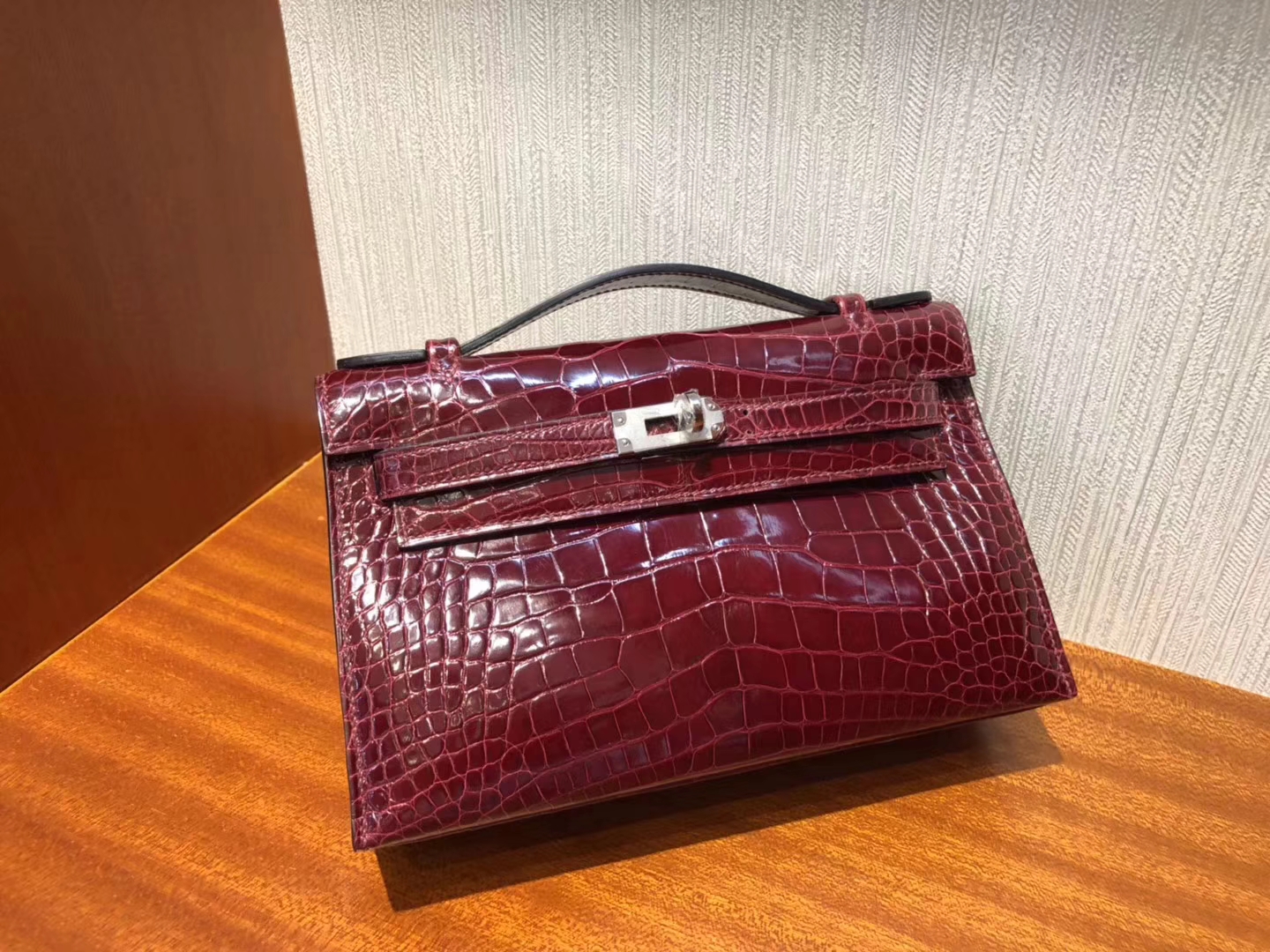 Hermès(爱马仕)Minikelly pochette 22cm Alligator shiny 亮面 F5 勃艮第酒红 新酒红 银扣-拉尔森鳄鱼皮具定制 - 爱马仕包包官网 Hermès(爱马仕)Minikelly pochette 22cm Alligator shiny 亮面 F5 勃艮第酒红 新酒红 银扣