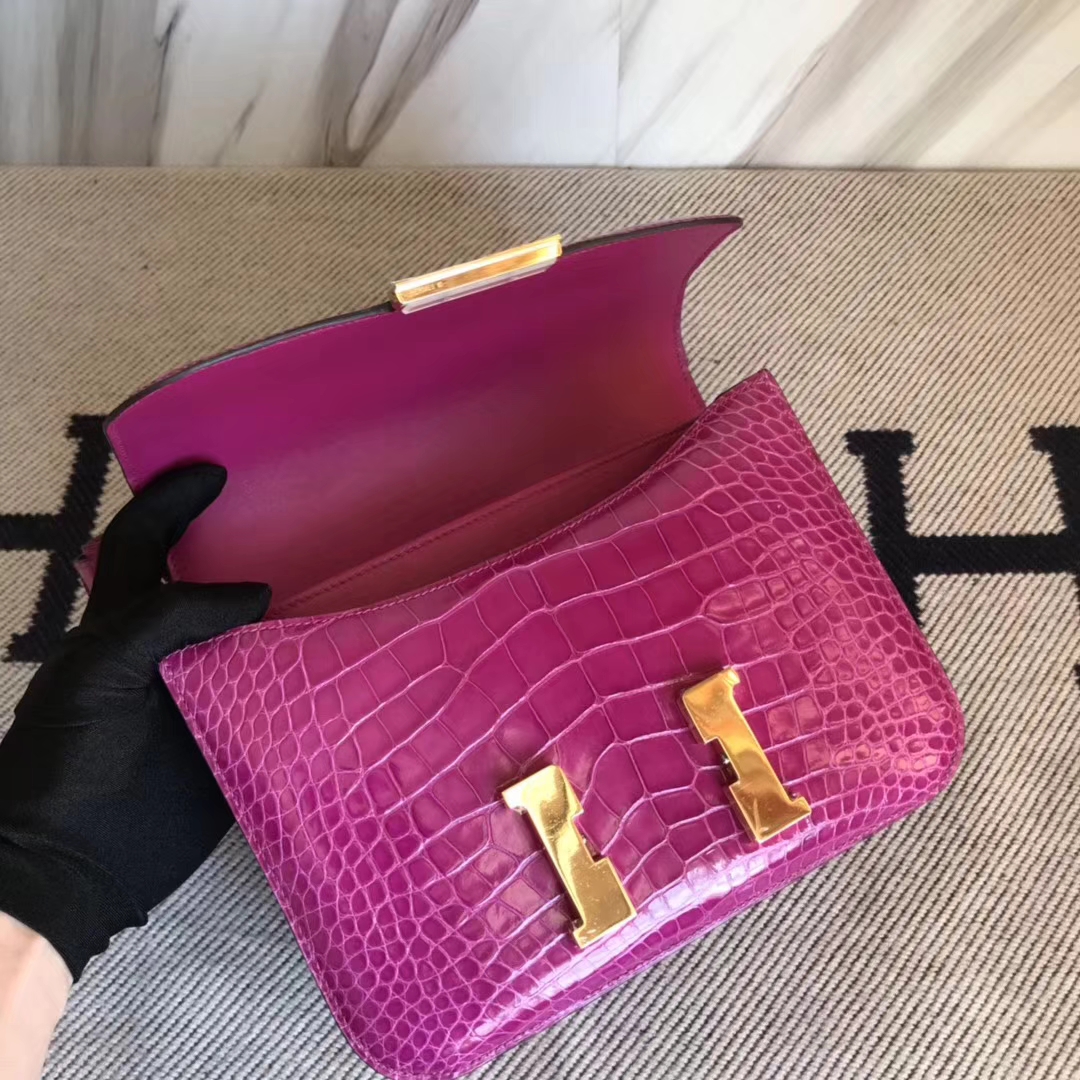 Hermès（爱马仕）Constance24cm Alligator shiny 亮面鳄鱼 J5 天方夜谭粉紫 金扣