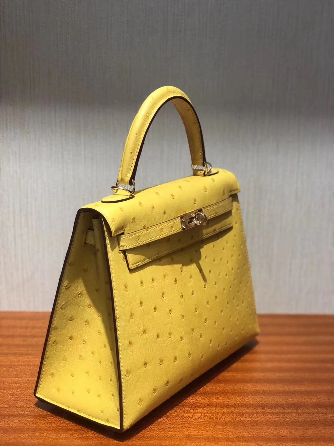 Hermès(爱马仕)Kelly25cm ostrich kk鸵鸟 9D琥珀黄 蜡线全手工 金扣-拉尔森鳄鱼皮具定制 - 爱马仕包包官网 Hermès(爱马仕)Kelly25cm ostrich kk鸵鸟 9D琥珀黄 蜡线全手工 金扣