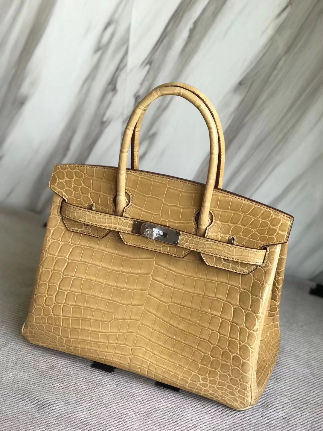 Hermès（爱马仕）Birkin30cm Crocodile shiny 亮面两点鳄鱼  杏色 奶茶色 银扣