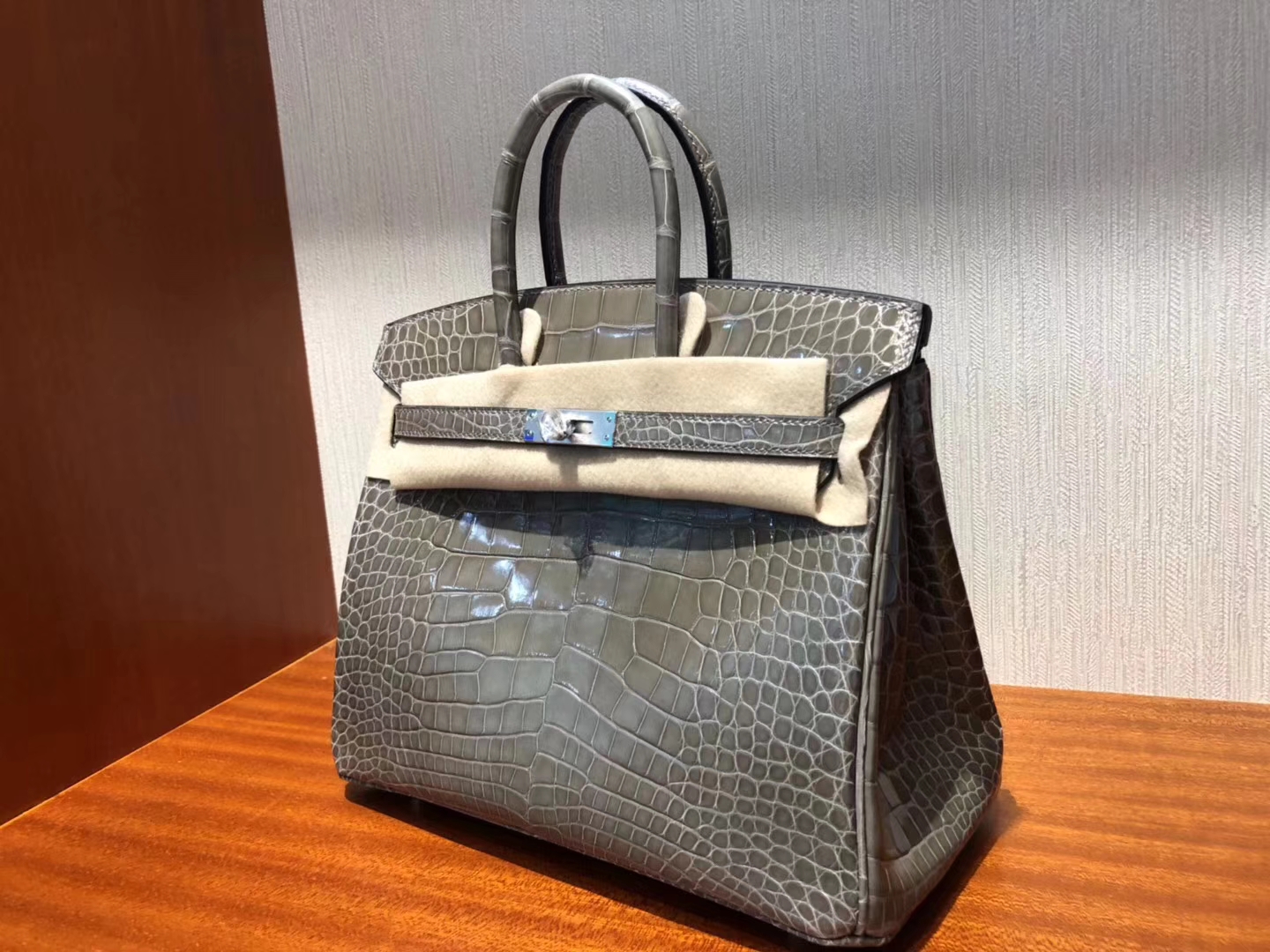 Hermès(爱马仕)Birkin25cm Alligator shiny 亮面鳄鱼 ck18 斑鸠灰 Gris T 银扣-拉尔森鳄鱼皮具定制 - 爱马仕包包官网 Hermès(爱马仕)Birkin25cm Alligator shiny 亮面鳄鱼 ck18 斑鸠灰 Gris T 银扣