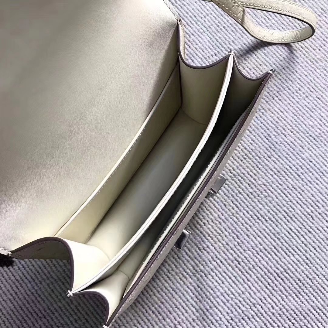 Hermès（爱马仕）南非鸵鸟皮 constance 19cm 银扣 羊毛白