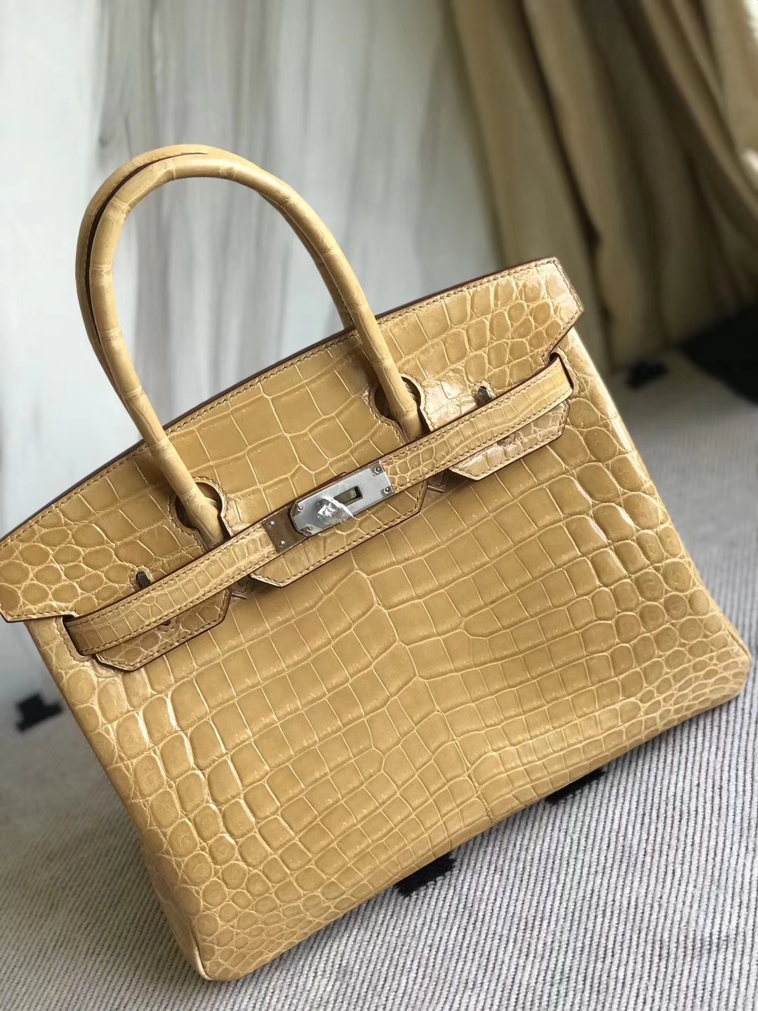 Hermès（爱马仕）Birkin30cm Crocodile shiny 亮面两点鳄鱼  杏色 奶茶色 银扣