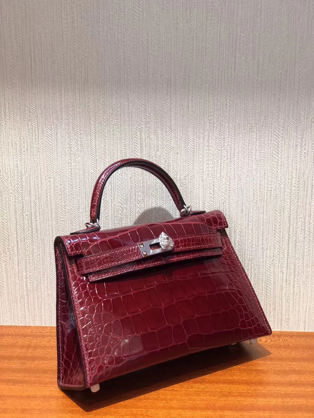Hermès(爱马仕)Kelly2代 19cm shiny alligator crocodile F5勃艮第酒红 蜡线全手工 银扣-拉尔森鳄鱼皮具定制 - 爱马仕包包官网 Hermès(爱马仕)Kelly2代 19cm shiny alligator crocodile F5勃艮第酒红 蜡线全手工 银扣
