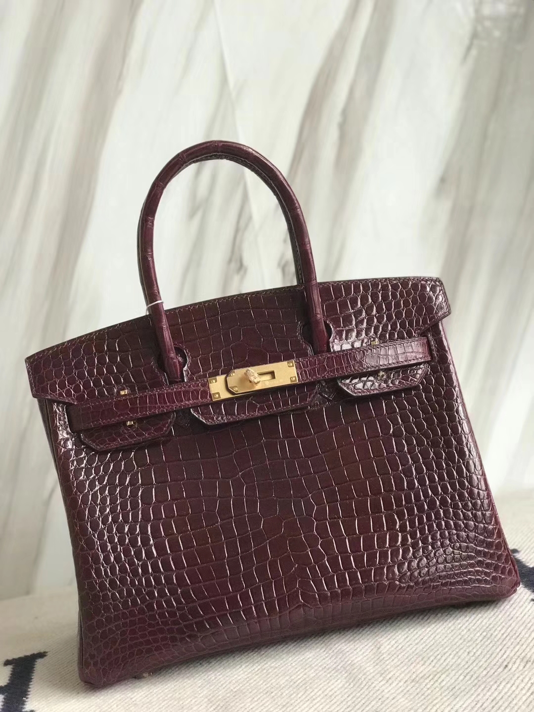 Hermès(爱马仕)Birkin30cm Porosus shiny 亮面澳洲湾鳄 ck57 波尔多酒红 Bordeaux 金扣 现货-拉尔森鳄鱼皮具定制 - 爱马仕包包官网 Hermès(爱马仕)Birkin30cm Porosus shiny 亮面澳洲湾鳄 ck57 波尔多酒红 Bordeaux 金扣 现货