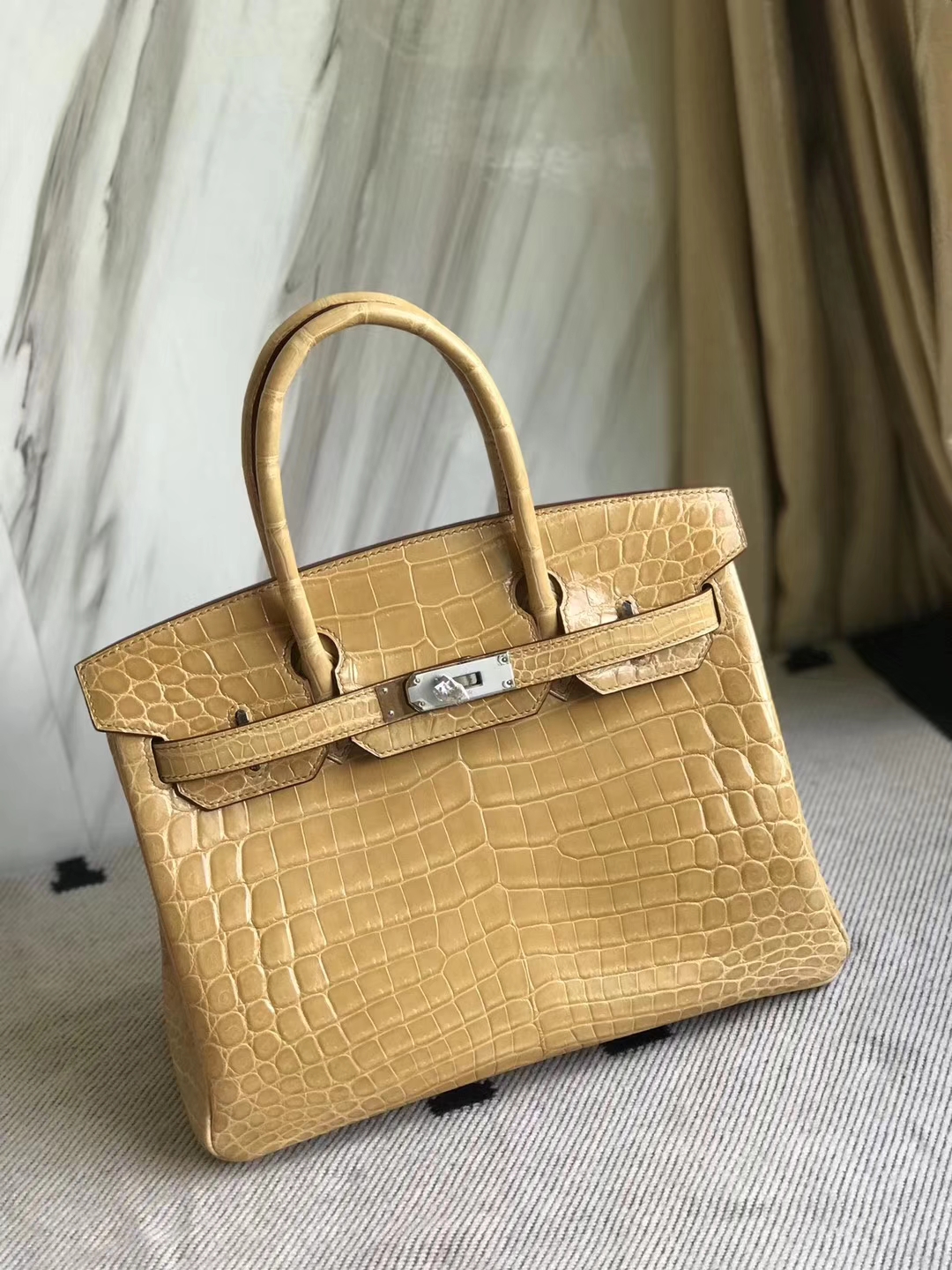 Hermès(爱马仕)Birkin30cm Crocodile shiny 亮面两点鳄鱼 杏色 奶茶色 银扣-拉尔森鳄鱼皮具定制 - 爱马仕包包官网 Hermès(爱马仕)Birkin30cm Crocodile shiny 亮面两点鳄鱼 杏色 奶茶色 银扣