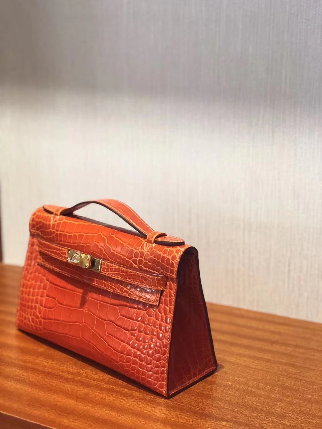 Hermès(爱马仕)Minikelly pochette 22cm Alligator shiny 亮面 8V 罂粟橘 金扣-拉尔森鳄鱼皮具定制 - 爱马仕包包官网 Hermès(爱马仕)Minikelly pochette 22cm Alligator shiny 亮面 8V 罂粟橘 金扣