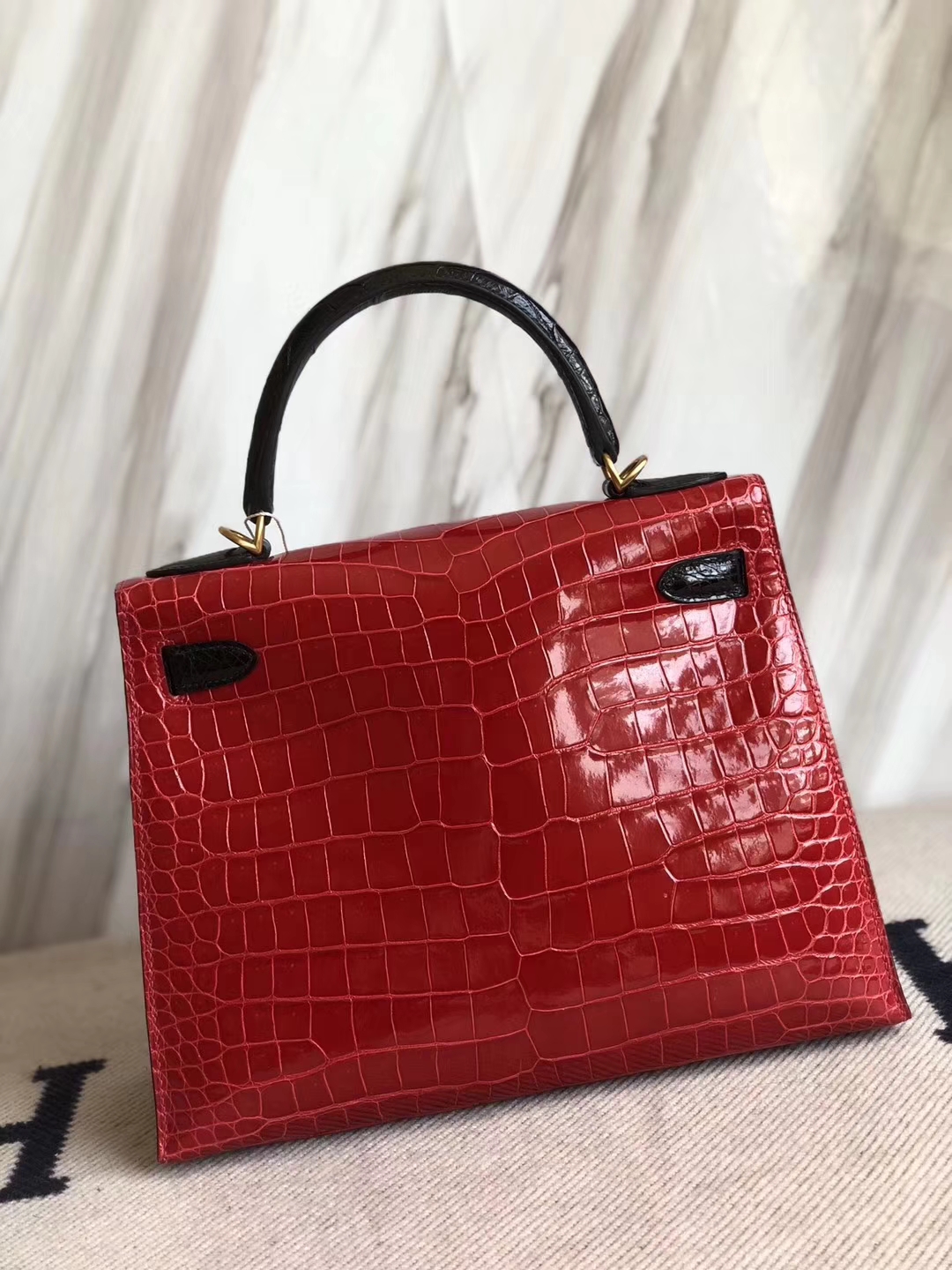 Hermès（爱马仕）Kelly28cm Porosus shiny 亮面 澳洲湾鳄鳄鱼 ck95 法拉利红ck89 黑色  马蹄印金扣