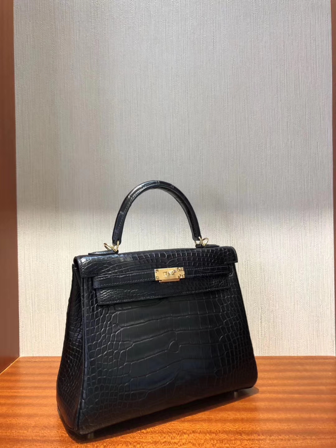 Hermès(爱马仕)Kelly25cm Matt alligator crocodile ck89黑色 蜡线全手工 金扣-拉尔森鳄鱼皮具定制 - 爱马仕包包官网 Hermès(爱马仕)Kelly25cm Matt alligator crocodile ck89黑色 蜡线全手工 金扣