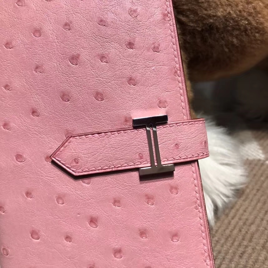 Hermès(爱马仕)bearn两折钱夹鸵鸟皮1Q Rose Confetti奶昔粉色 银扣-拉尔森鳄鱼皮具定制 - 爱马仕包包官网 Hermès(爱马仕)bearn两折钱夹鸵鸟皮1Q Rose Confetti奶昔粉色 银扣