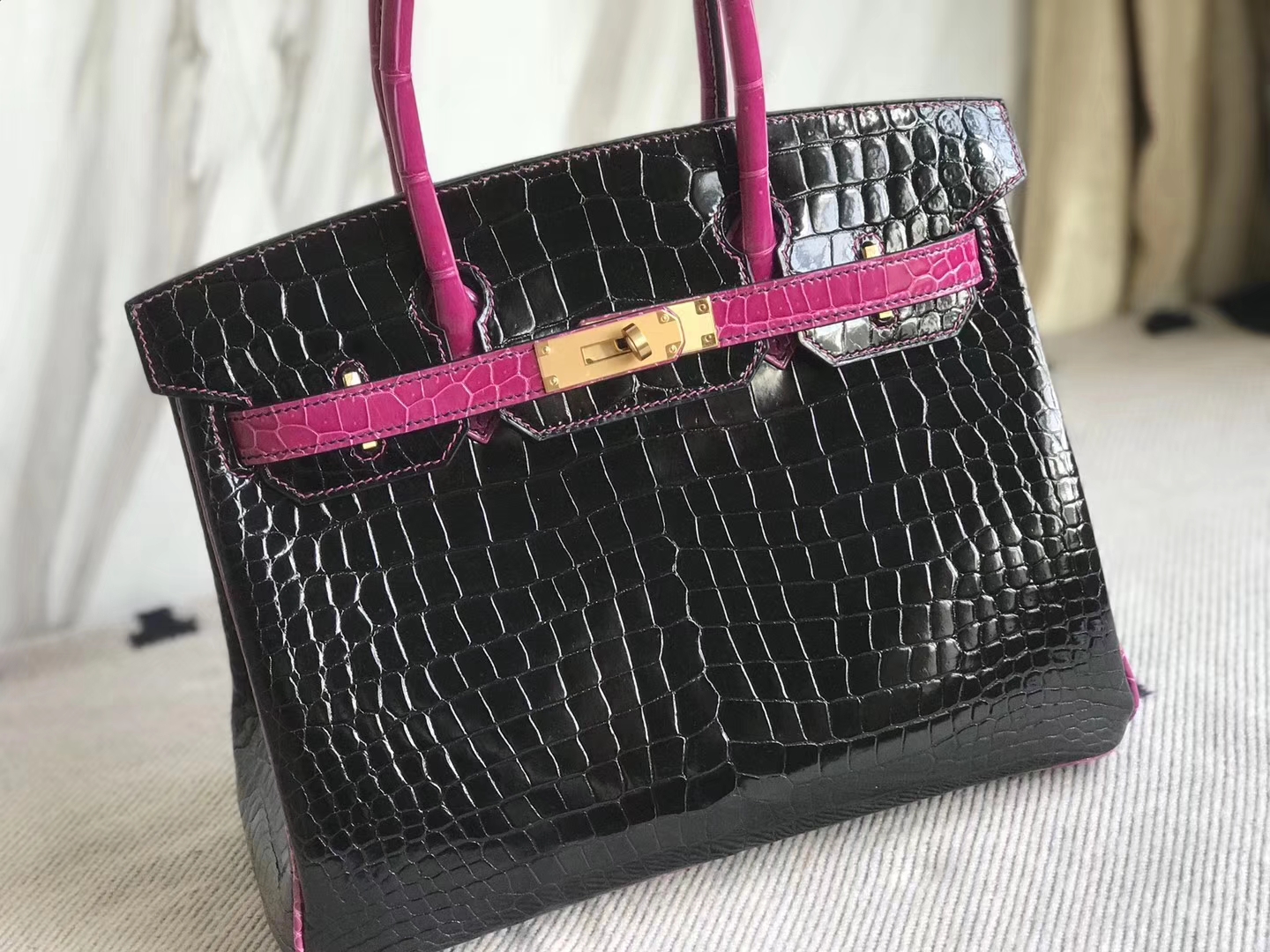 Hermès(爱马仕)Birkin30cm Porosus shiny 亮面澳洲湾鳄 ck89 黑色拼天方夜谭粉紫 拉丝金扣 马蹄印-拉尔森鳄鱼皮具定制 - 爱马仕包包官网 Hermès(爱马仕)Birkin30cm Porosus shiny 亮面澳洲湾鳄 ck89 黑色拼天方夜谭粉紫 拉丝金扣 马蹄印