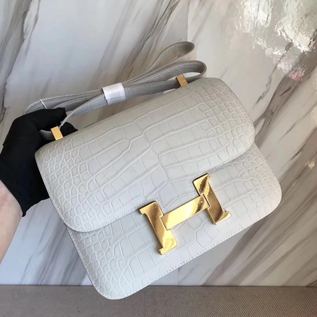 Hermès(爱马仕)Constance24cm Alligator matt 雾面鳄鱼 8L 奶油白 Beton 金扣-拉尔森鳄鱼皮具定制 - 爱马仕包包官网 Hermès(爱马仕)Constance24cm Alligator matt 雾面鳄鱼 8L 奶油白 Beton 金扣