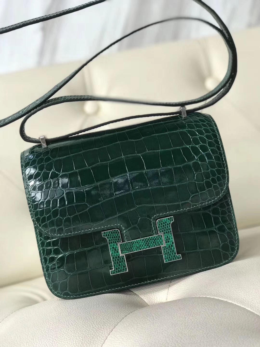 Hermès（爱马仕）Constance18cm Alligator shiny 亮面鳄鱼 ck67 祖母绿蜥蜴扣 银扣 限量现货