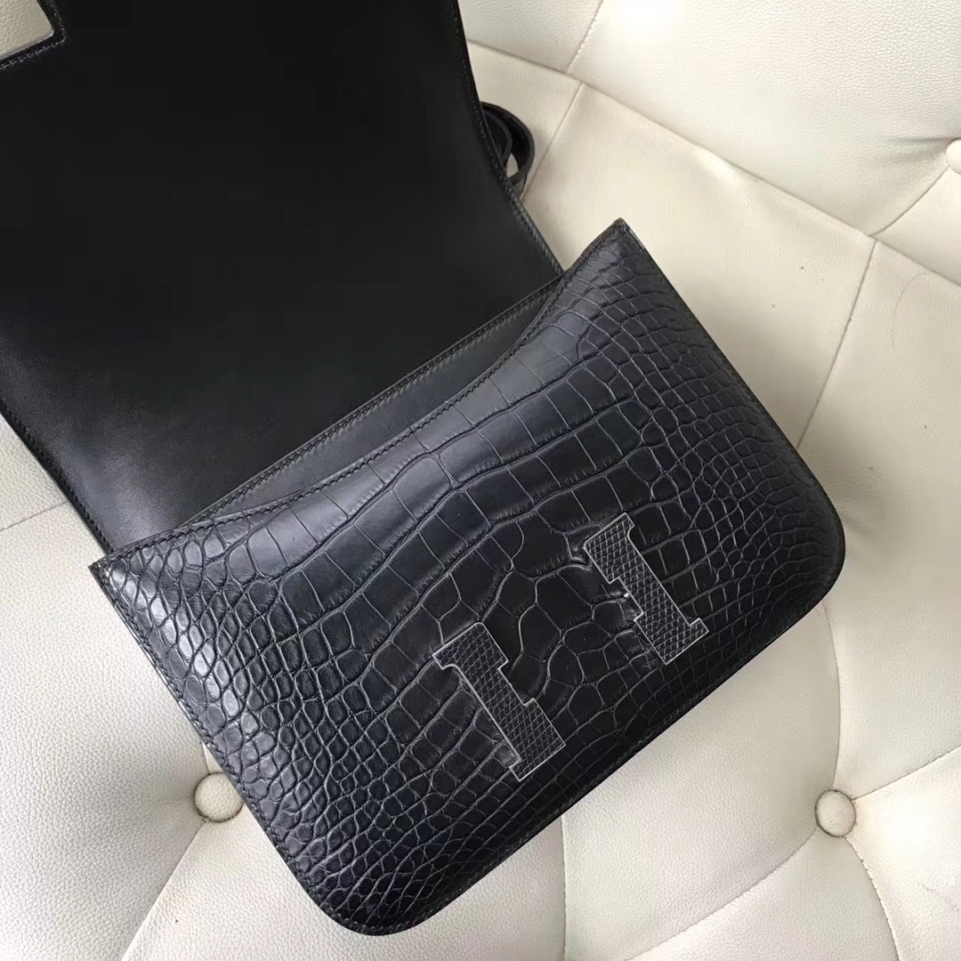 Hermès（爱马仕）Constance 24cm Alligator matt 雾面鳄鱼 ck89 黑色  蜥蜴扣 银扣 定制