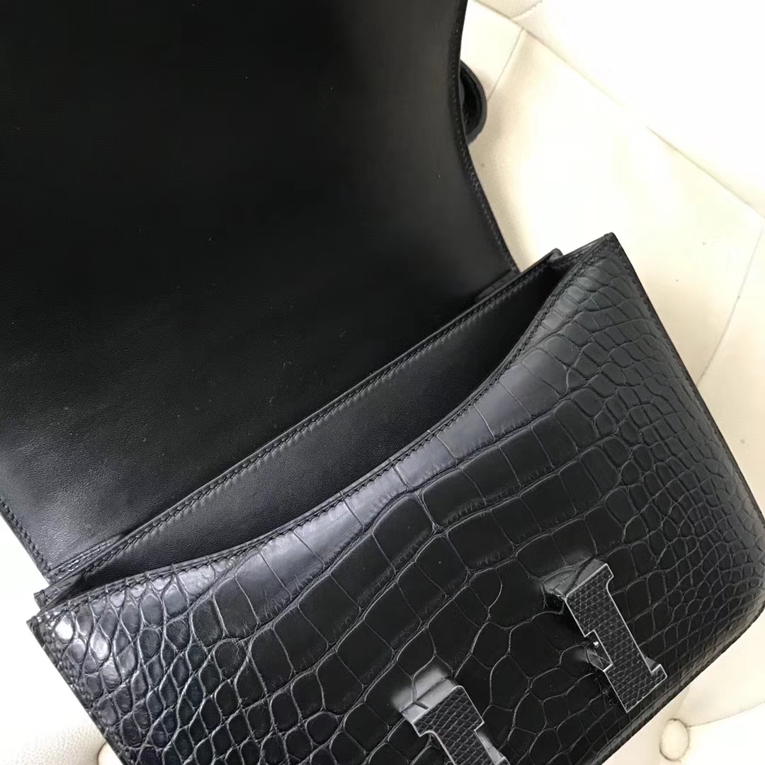 Hermès（爱马仕）Constance 24cm Alligator matt 雾面鳄鱼 ck89 黑色  蜥蜴扣 银扣 定制