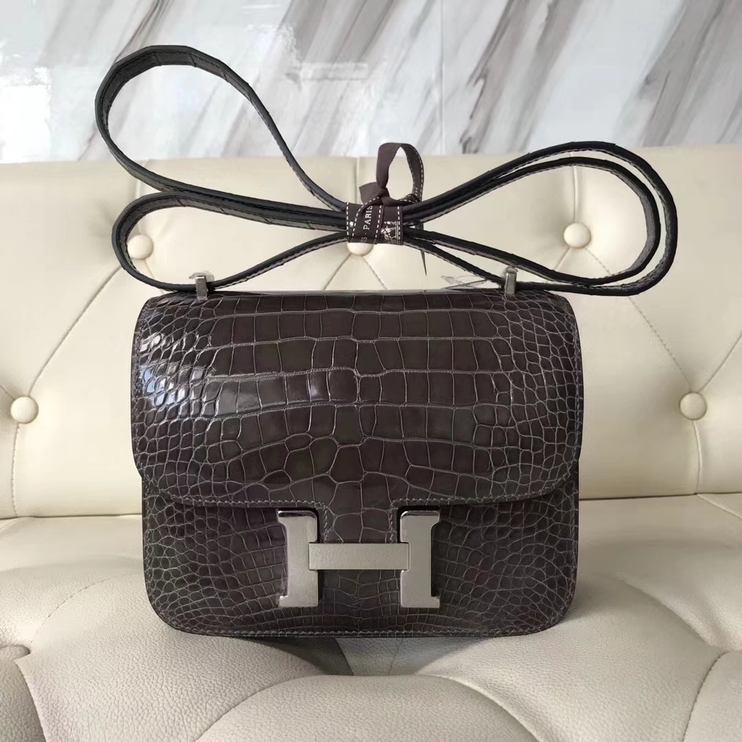 Hermès（爱马仕）Constance Alligator shiny 亮面鳄鱼 ck88 石墨灰 Graphite 银扣 18cm