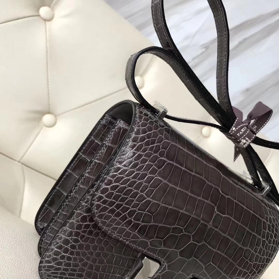 Hermès（爱马仕）Constance Alligator shiny 亮面鳄鱼 ck88 石墨灰 Graphite 银扣 18cm